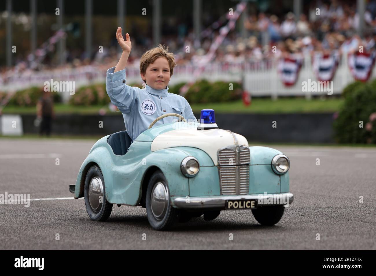 Junge Rennfahrer treten im Settrington Cup beim Goodwood Revival auf dem Goodwood Motor Circuit in West Sussex an. Bilddatum: Sonntag, 10. September 2023. Stockfoto