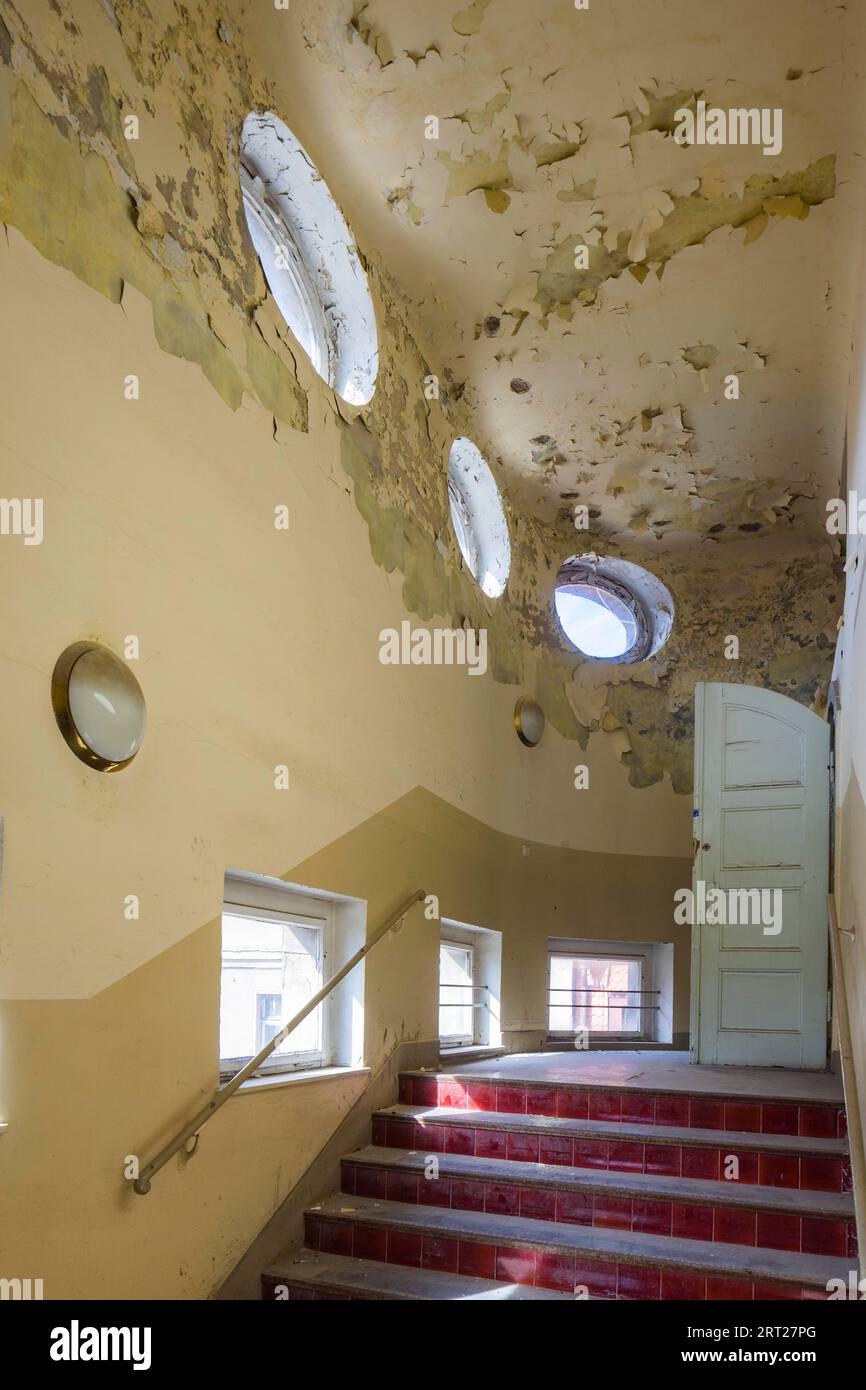 Das Stadtbad ist ein Gebäude, das 88 Jahre lang als Hallenbad im nördlichen Vorort Leipzig genutzt wurde. 2004 wurden die Bäder geschlossen Stockfoto