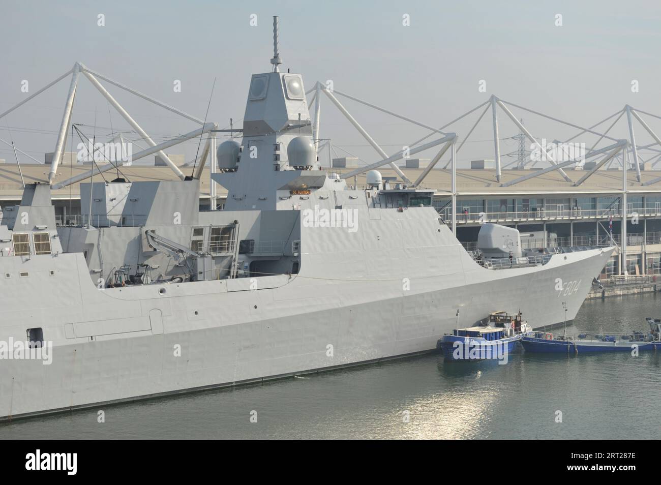 London, UK - 10. September 2023 - HNLMS de Ruyter, eine Fregatte der de Zeven Provinciën-Klasse der Royal Netherlands Navy, mit Liegeplatz in Royal Victoria, Dock, London, UK. HNLMS de Ruyter ist eines der besuchenden Schiffe, die in der Messe Defence and Security Equipment International (DSEI) zu sehen sind, die morgen für Besucher geöffnet wird. Die Fregatte ist nach dem niederländischen Admiral Michiel de Ruyter (1607–1676) benannt. Die Fachmesse dient als Forum zwischen Regierungen, nationalen Streitkräften, Industrie und Akademikern sowie als Waffenhandelsausstellung und findet alle zwei Jahre im Excel London, Großbritannien, statt. Stockfoto