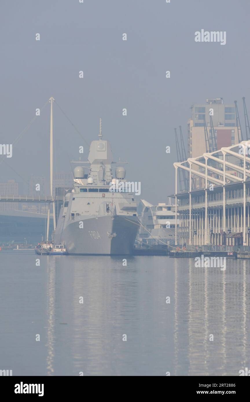 London, UK - 10. September 2023 - HNLMS de Ruyter, eine Fregatte der de Zeven Provinciën-Klasse der Royal Netherlands Navy, mit Liegeplatz in Royal Victoria, Dock, London, UK. HNLMS de Ruyter ist eines der besuchenden Schiffe, die in der Messe Defence and Security Equipment International (DSEI) zu sehen sind, die morgen für Besucher geöffnet wird. Die Fregatte ist nach dem niederländischen Admiral Michiel de Ruyter (1607–1676) benannt. Die Fachmesse dient als Forum zwischen Regierungen, nationalen Streitkräften, Industrie und Akademikern sowie als Waffenhandelsausstellung und findet alle zwei Jahre im Excel London, Großbritannien, statt. Stockfoto