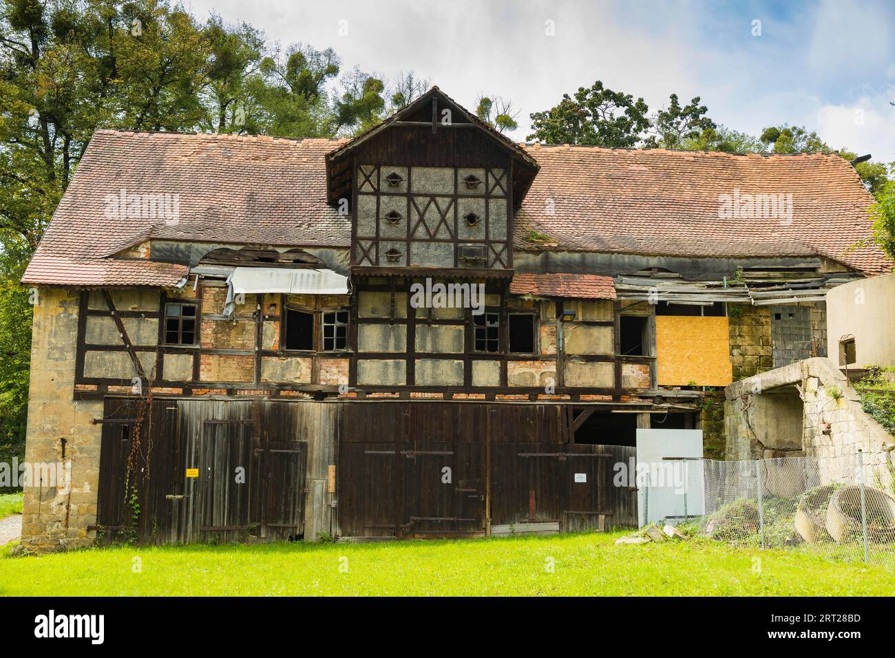 Die 1853 erbaute Scheune Koenneritz befindet sich nach einem Brand 2000 in ruinösem Zustand. Der ehemalige LPG-Schweinestall, der als Werkzeugschuppen diente, sollte sein Stockfoto