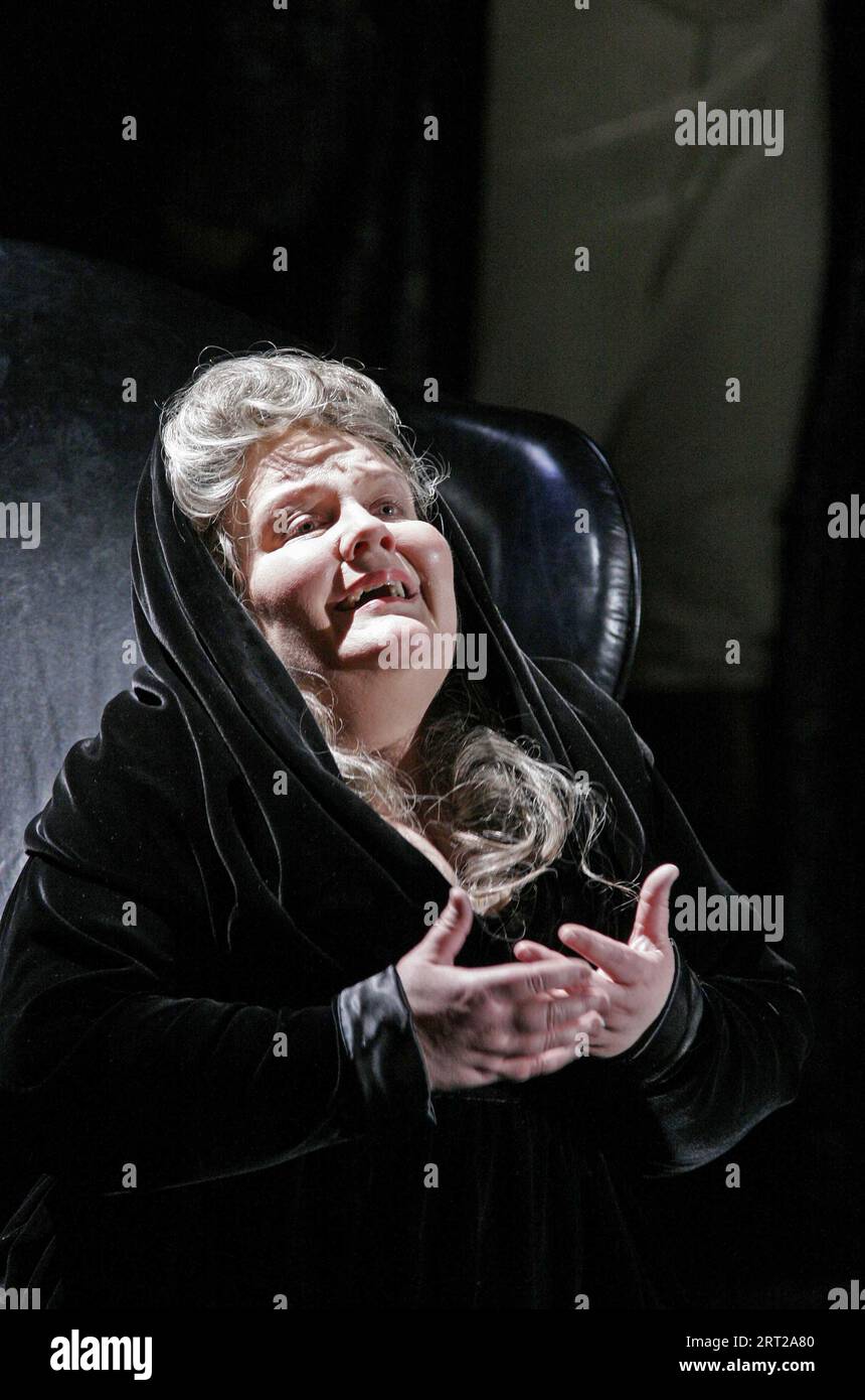 Jane Henschel (Erda) in das RHEINGOLD von Wagner an der Royal Opera, Covent Garden London WC2 18/12/2004 Dirigent: Antonio Pappano Bühnenbild: Stefanos Lazaridis Kostüme: Marie-Jeanne Lecca Beleuchtung: Wolfgang Gobbel Regie: Keith Warner Stockfoto