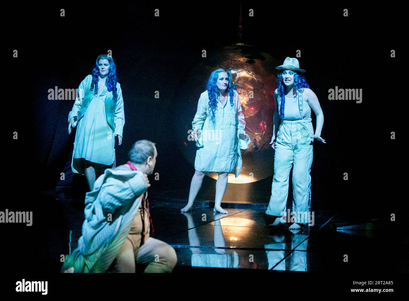 l-r: Harriet Williams (Flosshilde), Nadine Livingston (Woglinde), Kai Ruutel (Wellgunde) mit Wolfgang Koch (Alberich) in das RHEINGOLD von Wagner an der Royal Opera, Covent Garden London WC2 24/09/2012 Dirigent: Antonio Pappano Bühnenbild: Stefanos Lazaridis Kostüme: Marie-Jeanne Lecca Regisseur: Wolfgang Gobbel Stockfoto