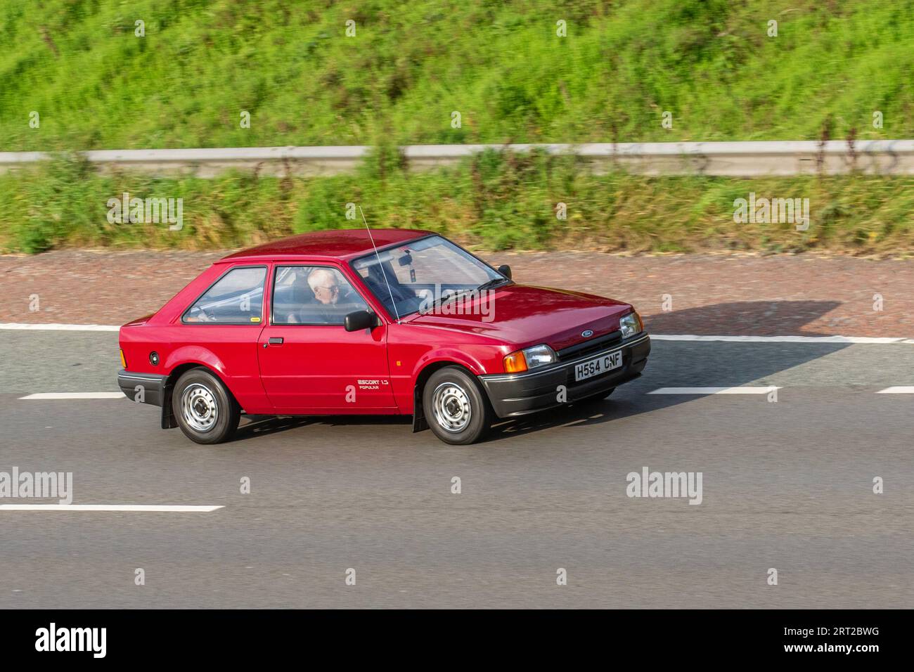 1990 90er Jahre Neunziger Red FORD ESCORT Eclipse 1297cc 5-Gang-Schaltgetriebe Stockfoto