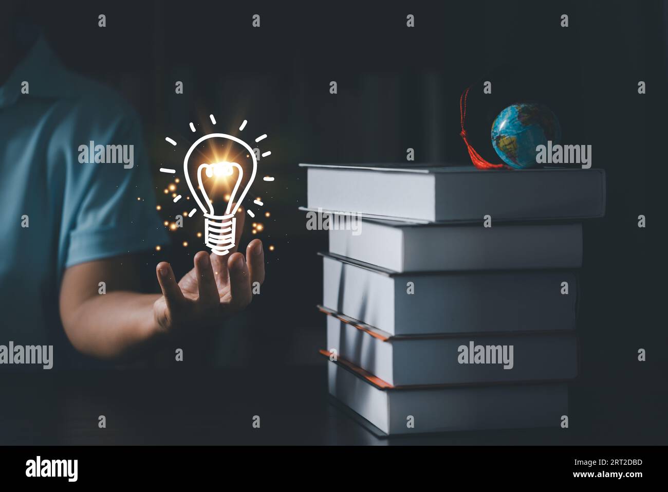 E-Learning-Schulung Internet-Technologie-Webinar Online-Kurse Konzept. Lampe in Handhaltung sh, Bildungs-Symbole. Internet-Bildungslehrgang, Stockfoto