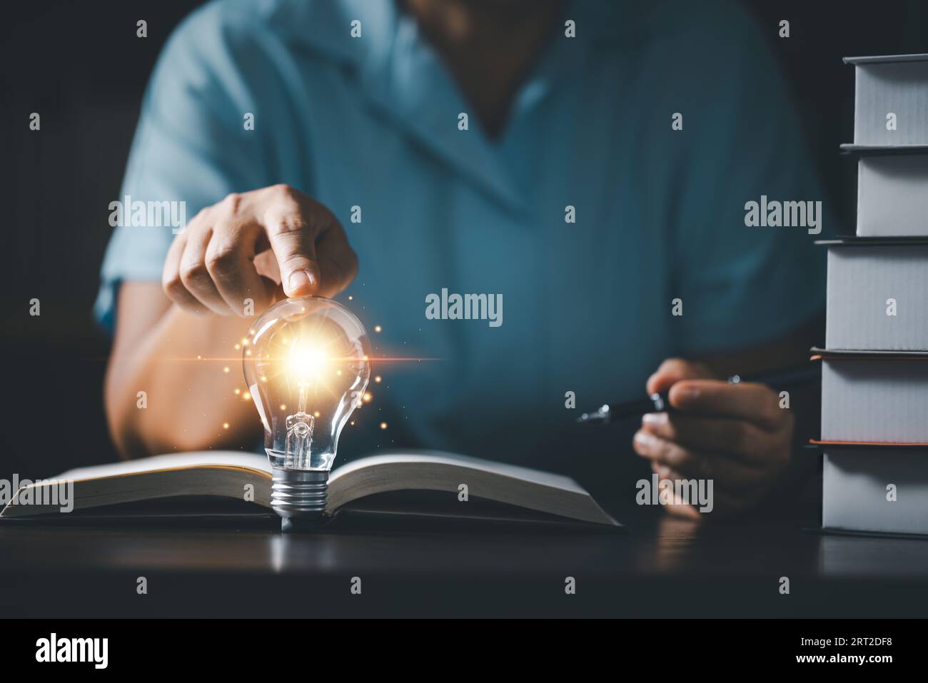 E-Learning-Schulung Internet-Technologie-Webinar Online-Kurse Konzept. Lampe in Handhaltung sh, Bildungs-Symbole. Internet-Bildungslehrgang, Stockfoto