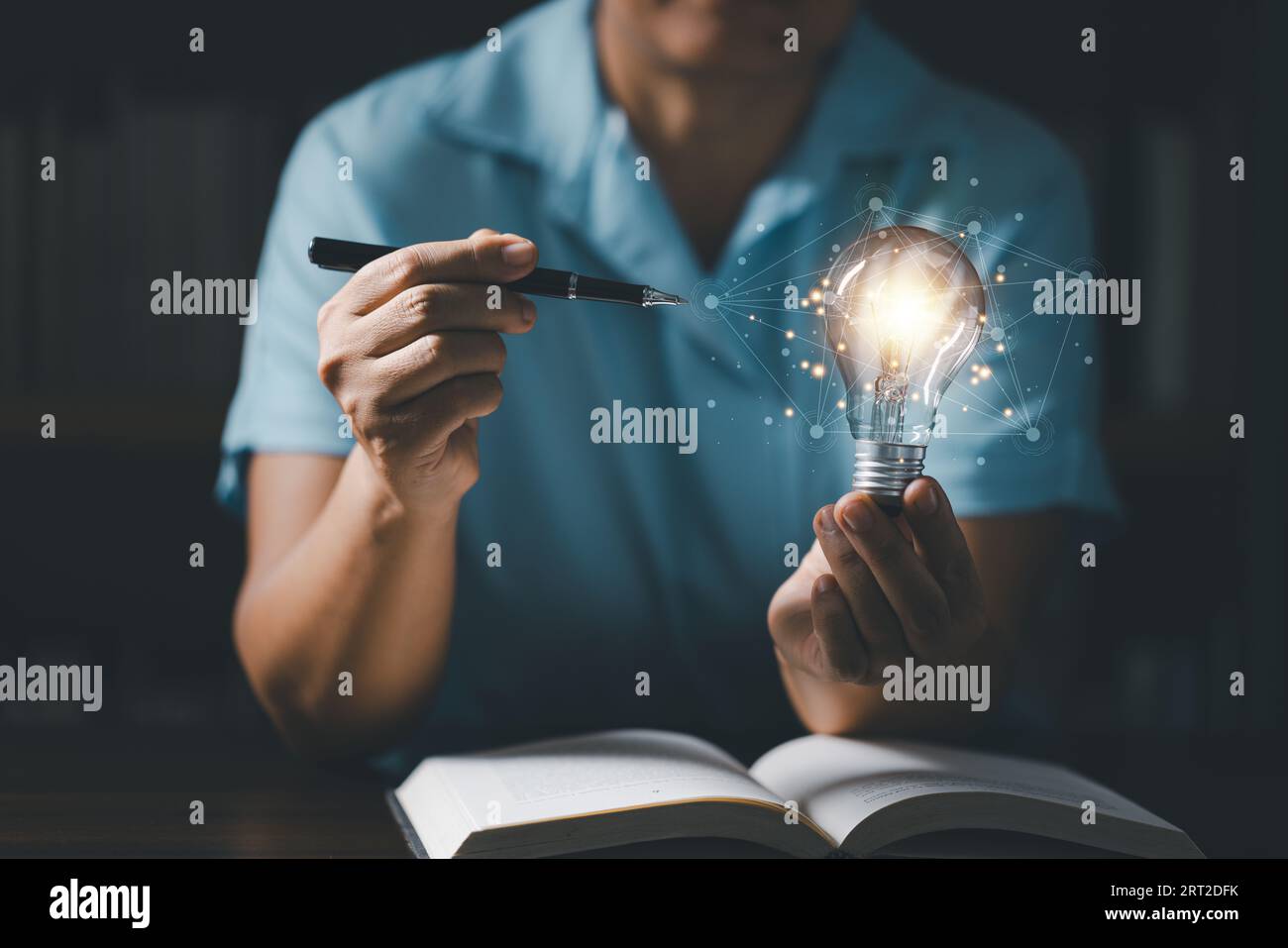 E-Learning-Schulung Internet-Technologie-Webinar Online-Kurse Konzept. Lampe in Handhaltung sh, Bildungs-Symbole. Internet-Bildungslehrgang, Stockfoto