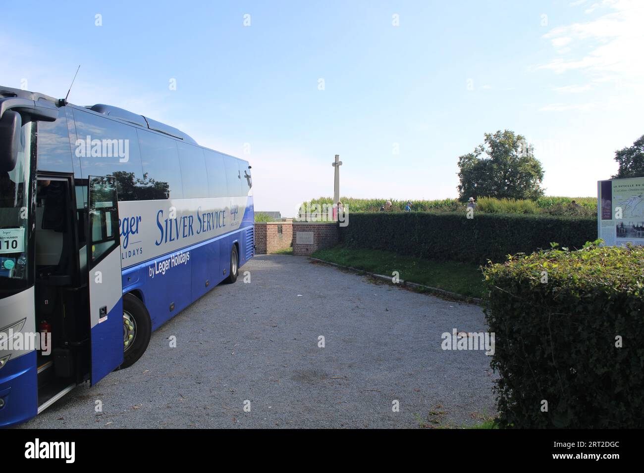 Le Cateau Military Cemetery, Commonwealth war Graves Commission mit Leger Holidays Battlefield Tours Coach Stockfoto