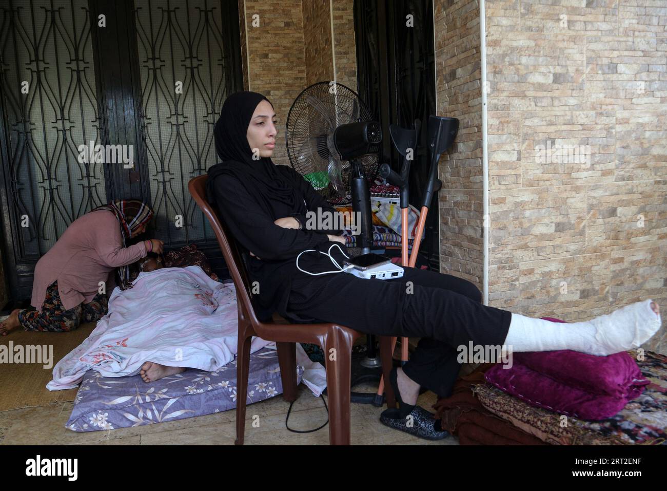 10. September 2023, Libanon, Sidon: Die 28-jährige Palästinenserin Afaf, die sich in ihrer Beinauflage in einer lokalen Moschee direkt vor ihrem Flüchtlingslager Ain al-Hilweh in der südlibanesischen Hafenstadt Sidon verletzt hat. Tödliche Zusammenstöße zwischen Kämpfern der Fatah-Bewegung und islamischen Militanten brachen im größten Flüchtlingslager von·aus und zwangen Tausende von Menschen, aus ihren Häusern zu fliehen. Foto: Marwan Naamani/dpa Stockfoto