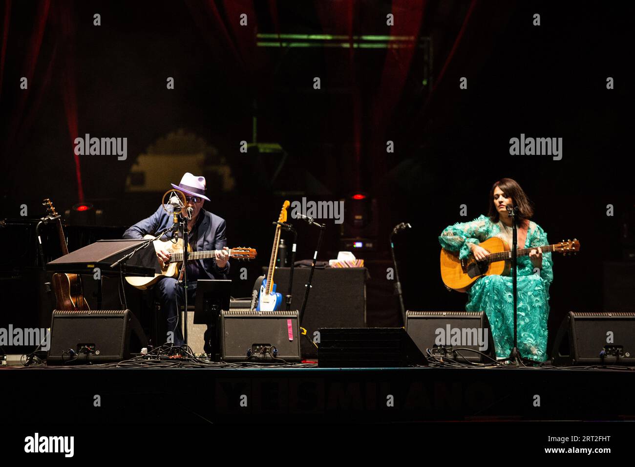 Carmen Consoli & Elvis Costello in Concerto al Castello Sforzesco di Milano. Foto di Davide Merli per www.rockon.it Stockfoto