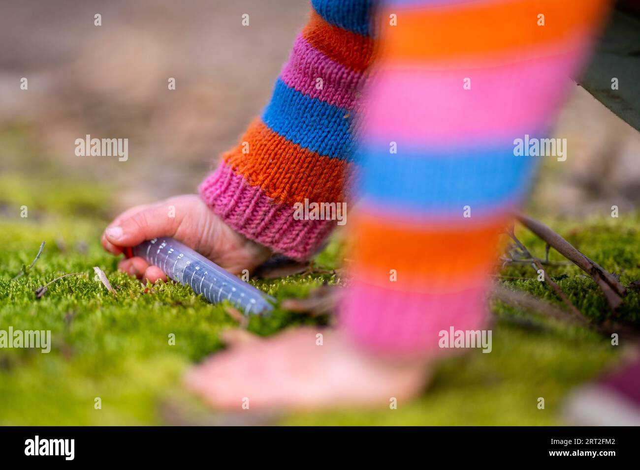 Junge mit Reagenzgläser auf dem Bauernhof in australien Stockfoto