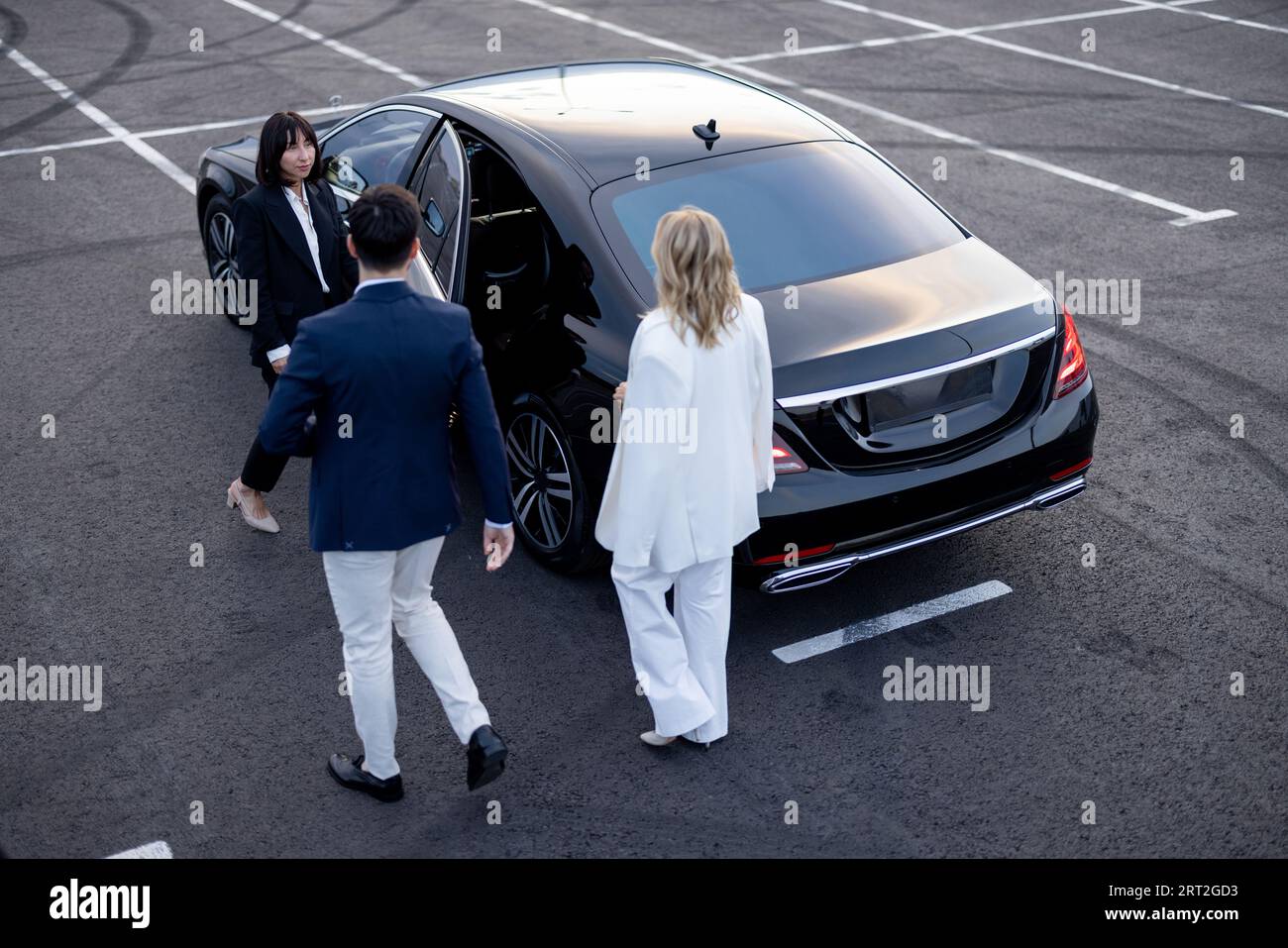 Für Geschäftsreisende gibt es ein luxuriöses Taxi auf dem Parkplatz Stockfoto