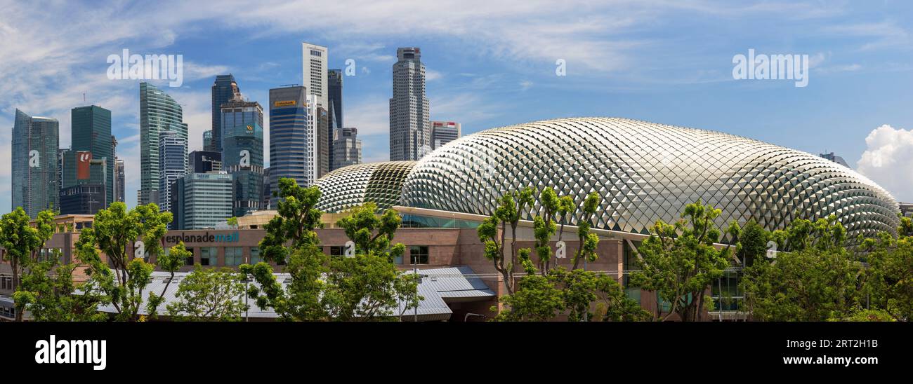 Wolkenkratzer des zentralen Geschäftsviertels und Theater in der Bucht von Singapur Stockfoto