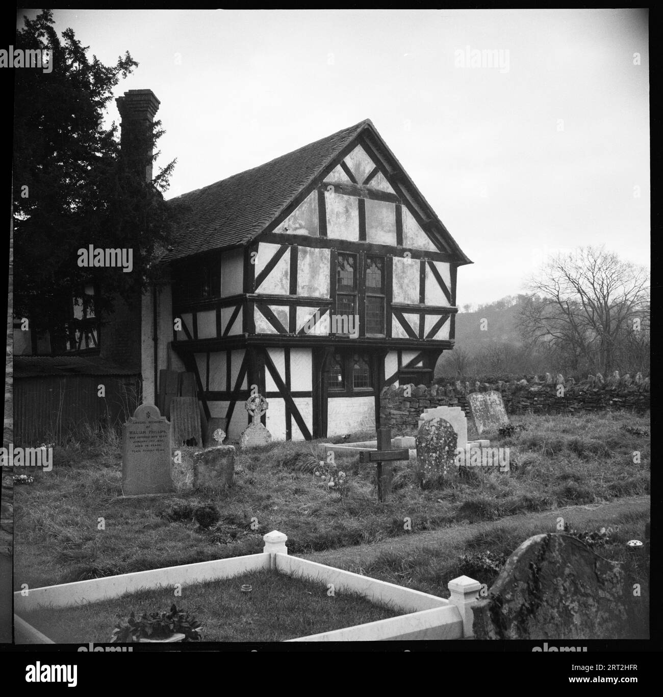 Old Boys' School, Rectory Lane, Cradley, Herefordshire, 1940. Das westliche Ende der Old Boys School (später Cradley Village Hall), das vom Friedhof der St. James's Church in nordwestlicher Richtung gesehen wird. Stockfoto