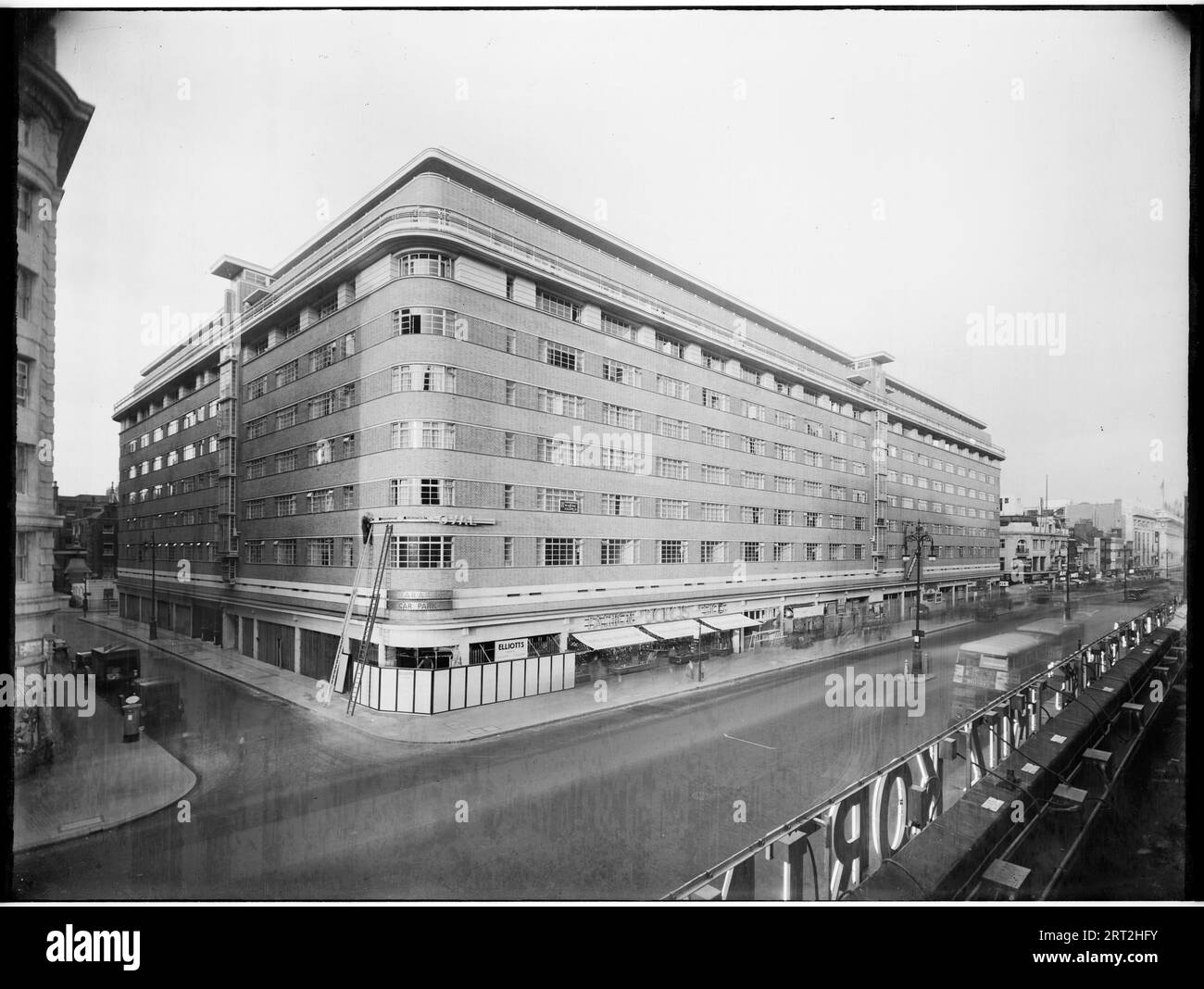 Mount Royal Hotel, 508 - 540 Oxford Street, Marylebone, Westminster, London, Mitte des 20. Jahrhunderts. Ein erhöhter Blick auf die Oxford Street zum Mount Royal Hotel. Stockfoto