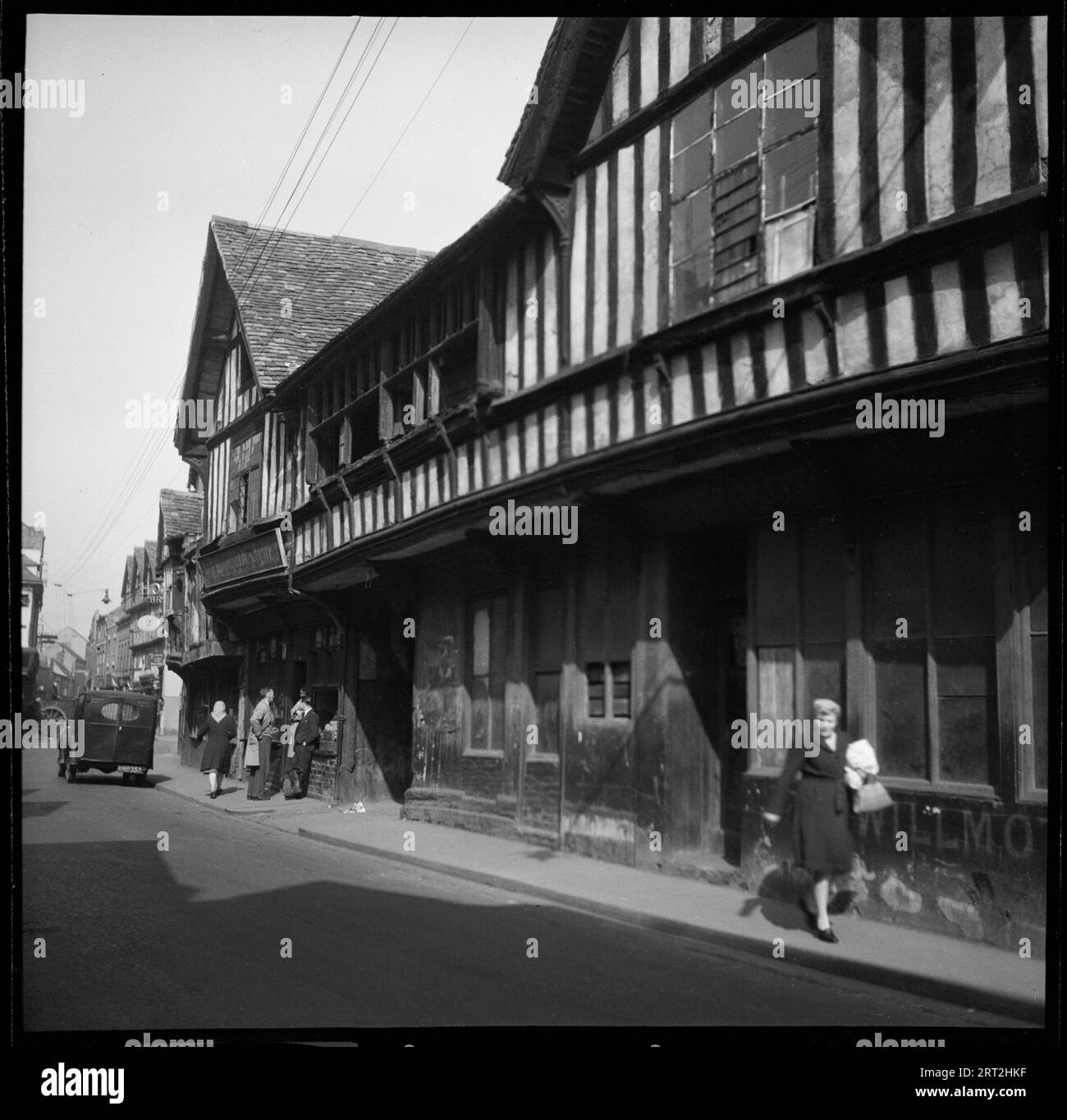 Die Greyfriars, Friar Street, Worcester, Worcestershire, 1946. Die Vorderseite der Greyfriars, von Südwesten aus gesehen, über die Friar Street. Das Haus wird gezeigt, bevor es von den Geschwistern Malcolm Matley Moore und (Florence) Elsie Matley Moore restauriert wurde, die hier von den späten 1940er Jahren bis zu ihrem Tod in den 1980er Jahren lebten Stockfoto