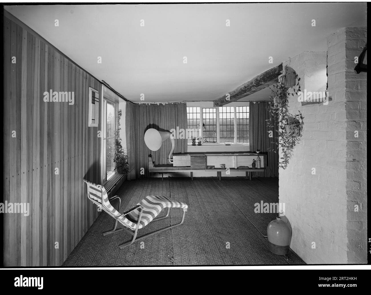 King's Mill, King's Mill Lane, Great Shelford, South Cambridgeshire, Cambridgeshire, 1957-1960. Innenansicht des Musikraums in der umgebauten Mühle, Heimat des Architekten Leslie Martin, mit Blick auf ein Kastengramophon mit großem Horn. Stockfoto