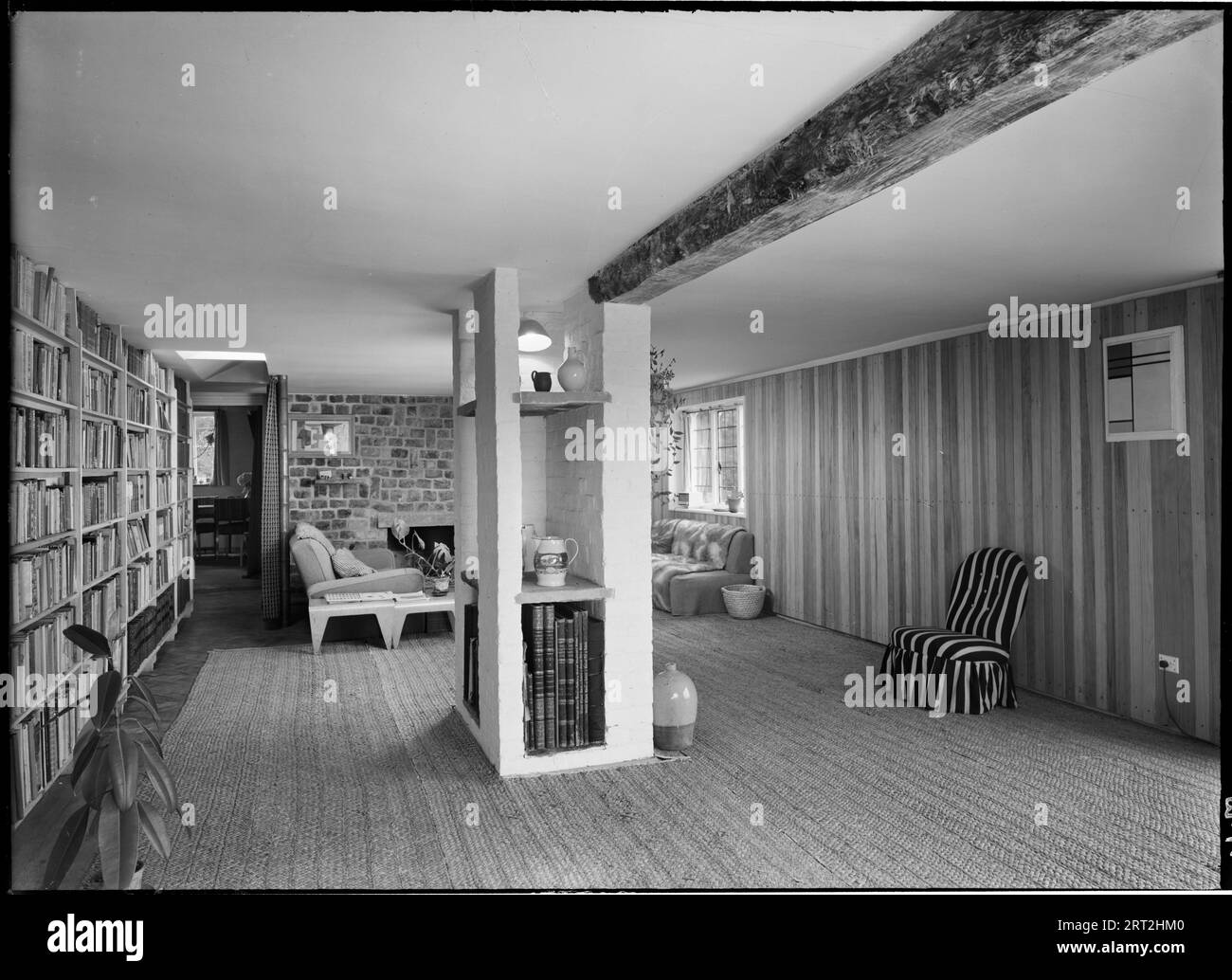 King's Mill, King's Mill Lane, Great Shelford, South Cambridgeshire, Cambridgeshire, 1957-1960. Innenansicht der Bibliothek in der umgebauten Mühle, Heimat des Architekten Leslie Martin. Stockfoto