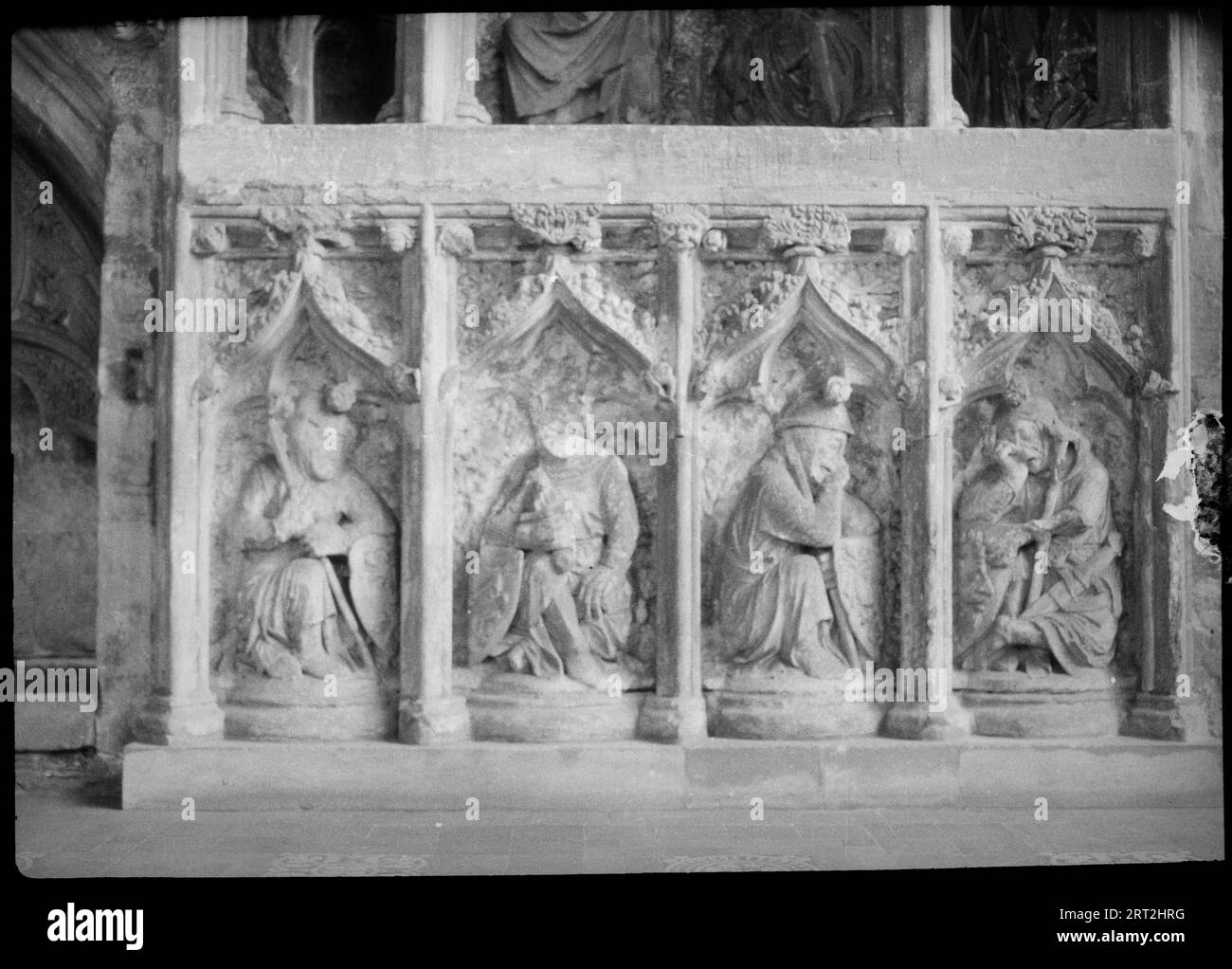 All Saints' Church, Newark Road, Hawton, Newark Und Sherwood, Nottinghamshire, 1920-1960. Ein Detail des Ostergrabes in der Allerheiligen-Kirche, das die geschnitzten Figuren römischer Soldaten zeigt, die das Grab Jesu bewachten. Stockfoto