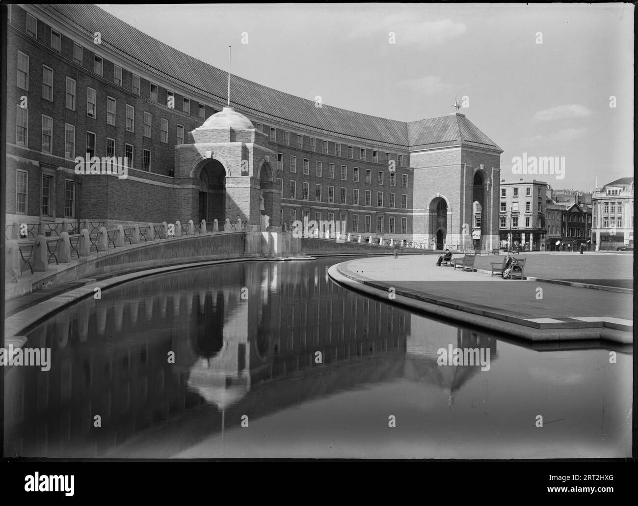 Council House, College Green, Stadt Bristol, 1945-1960. Blick auf das ratsgebäude und seinen angrenzenden Pool von Süden. Stockfoto