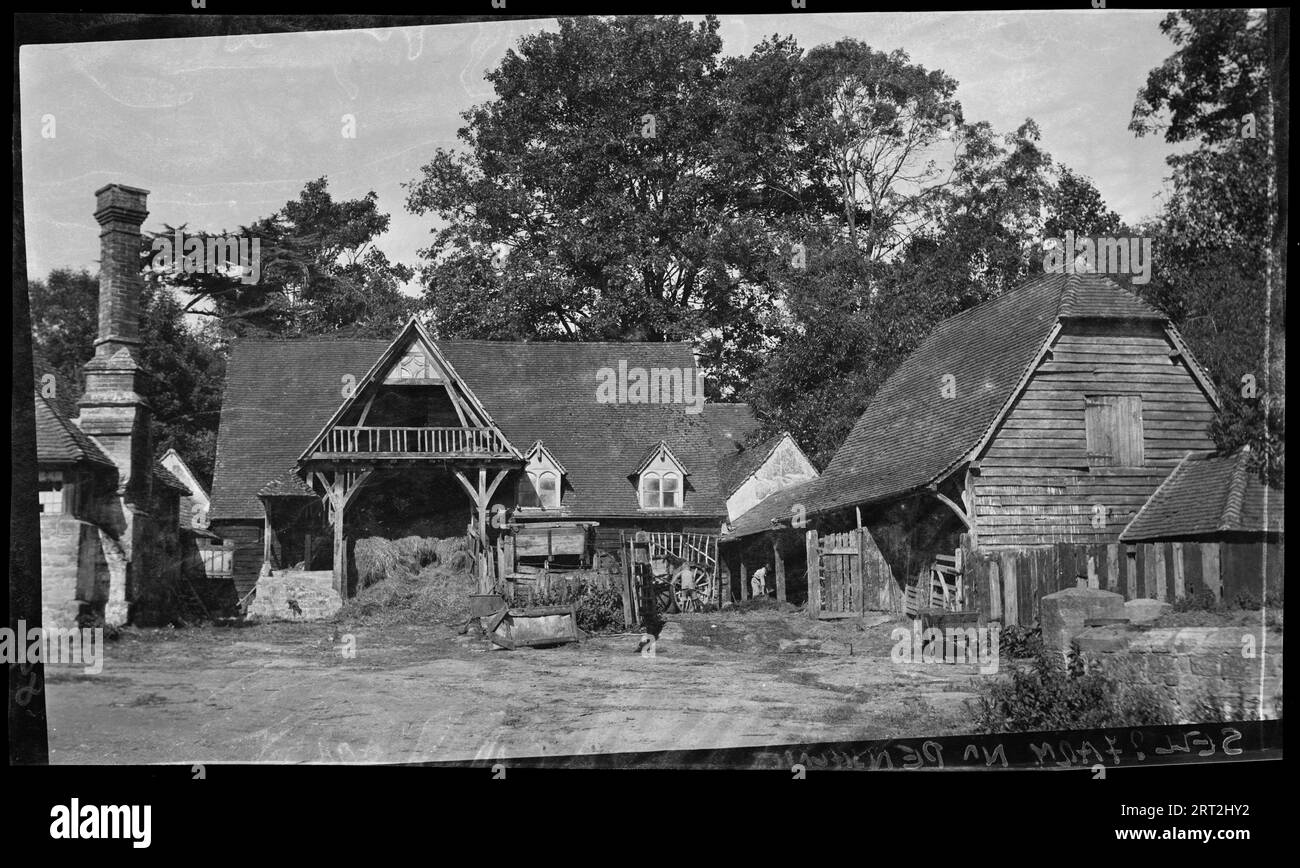 South Park Farm, Smarts Hill, Penshurst, Sevenoaks, Kent, 1940-1948. Blick auf eine Reihe von Bauernhöfen aus dem 17. Jahrhundert in U-Form nach Osten. Der zentrale Teil des U ist sichtbar, mit einem externen Stapel eines anderen Gebäudes auf der linken Seite des Bildes und der Nordseite der U-förmigen Strukturen auf der rechten Seite des Bildes. Die Gebäude sind noch funktionsfähig und Männer können im Hintergrund gesehen werden. Die Strecke wurde von George Devey in den Jahren 1850 bis 1851 umgebaut und erweitert. Das Land ist als South Park Farm bekannt, aber die Originalhülle und der Red Box Print wurden von der beschriftet Stockfoto