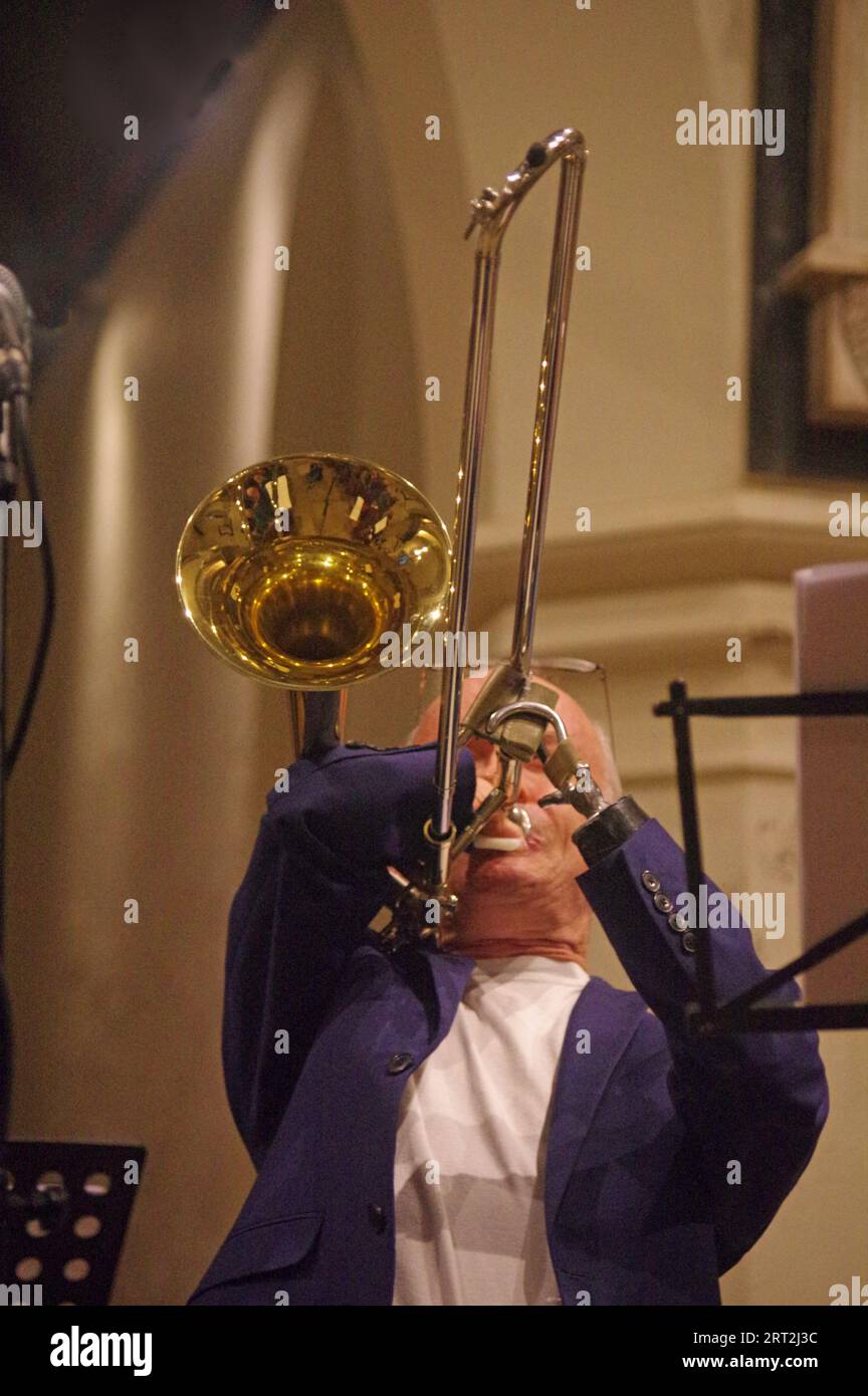 Mark Bassey, Josephine Davies Mark Bassey Sextet, St Andrews Church, Hove, East Sussex, 14. Oktober 2022. Stockfoto
