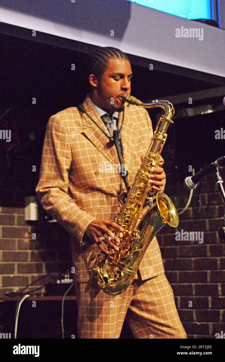 Xhosa Cole, Xhosa Cole Trio, Splash Point Jazz Club, Fischer&#x2019;s Club, Eastbourne, East Sussex, 26. April 2023. Stockfoto