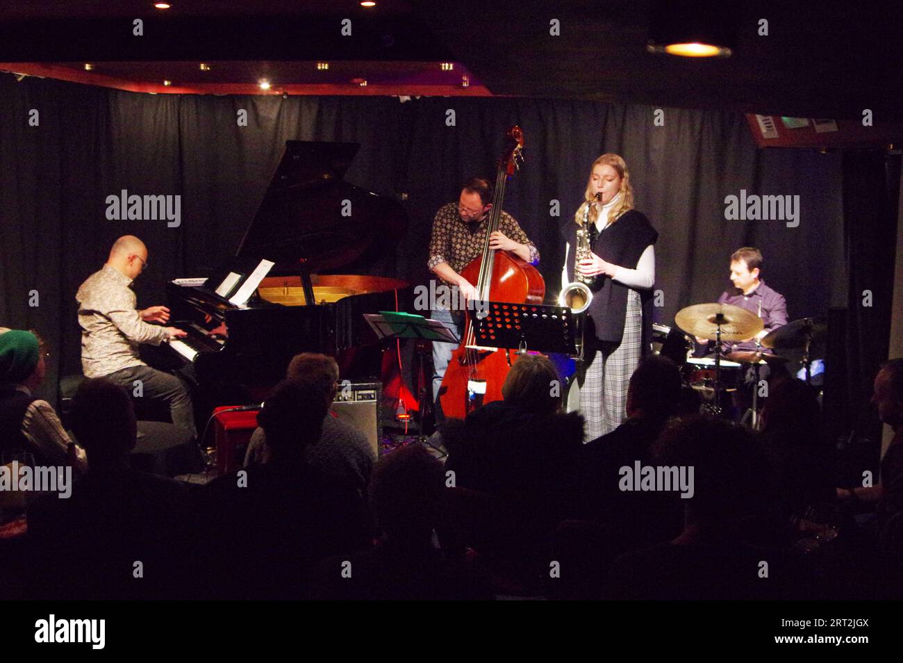 Marco Marconi, Jakob Cywinski, Emma Rawicz und Gaetano Di Giacomo, Marco Marconi Quartett, Urdict Jazz Club, Brighton, East Sussex, 14. April 2023. Stockfoto