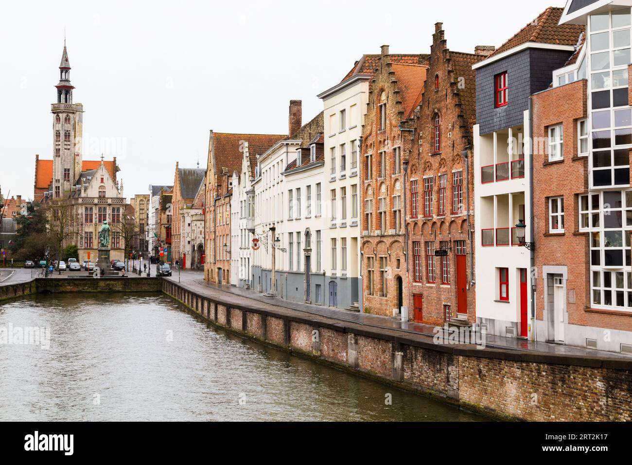 BRÜGGE, BELGIEN - 20. FEBRUAR 2016: Ein Blick entlang Spiegelrei auf die Kirche Jan Van Eyckplein in Brügge während des Tages. Zeigt die Außenseite von Stockfoto