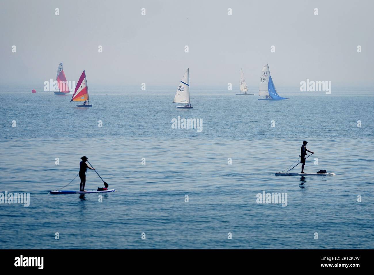 Paddleboarder genießen das heiße Wetter vor der Küste von Deal in Kent, da Gewitter in Teilen Großbritanniens während einer rekordverdächtigen Hitzewelle im September zu erwarten sind. Bilddatum: Sonntag, 10. September 2023. Stockfoto