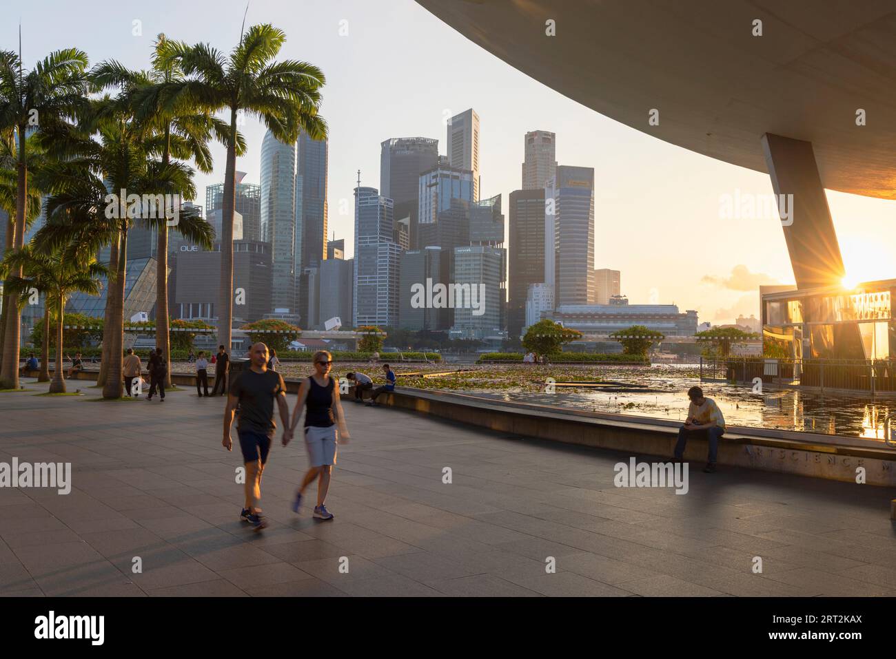 ArtScience Museum und Wolkenkratzer des Central Business District bei Sonnenuntergang, Singapur Stockfoto