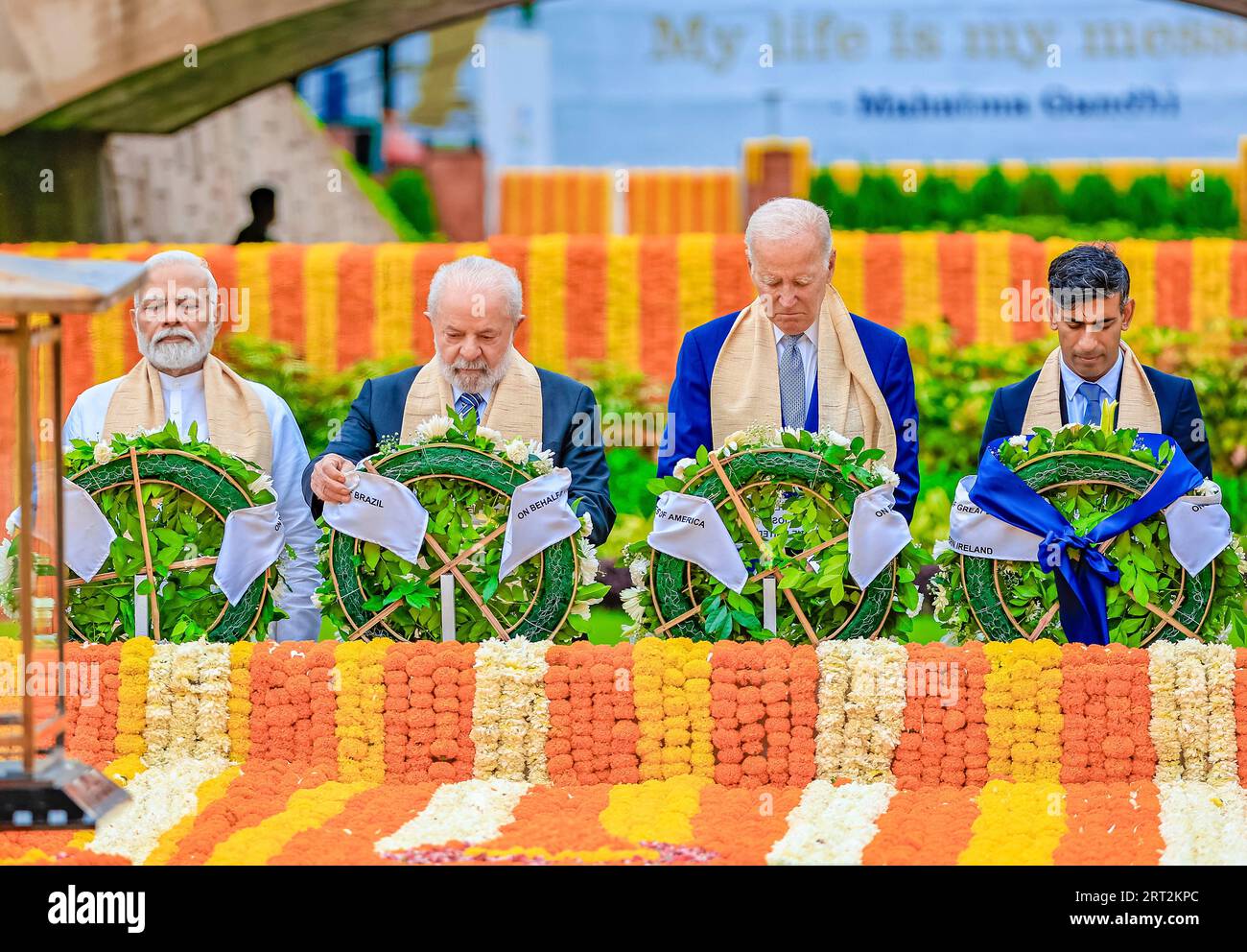 New Delhi, Indien. September 2023. Der indische Premierminister Narendra Modi, links, führt die G20-Führer bei der Ehrerbietung am 10. September 2023 im Samadhi von Mahatma Gandhi in Rajghat in Neu-Delhi, Indien. Von links: Indischer Premierminister Narendra Modi, brasilianischer Präsident Lula da Silva, US-Präsident Joe Biden und britischer Premierminister Rishi Sunak. Dank: Ricardo Stuckert/Präsident Brasilien/Alamy Live News Stockfoto