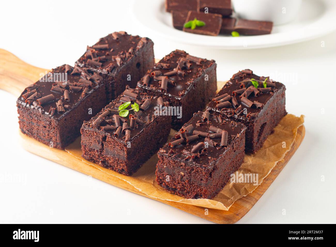Köstliche Schokoladen-Brownies mit Minze auf weißem Hintergrund. Süßes Kuchenkonzept. Stockfoto