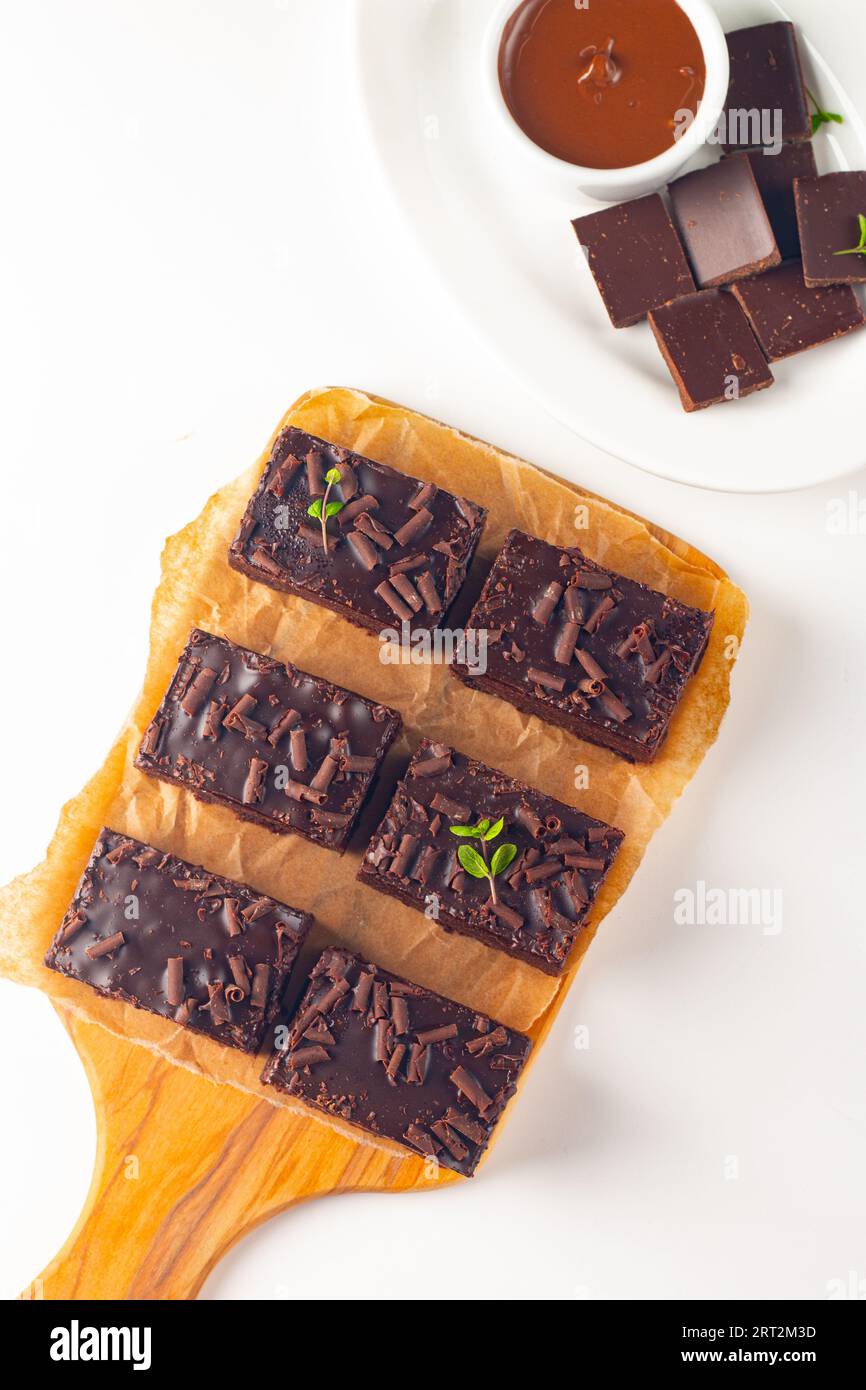 Köstliche Schokoladen-Brownies mit Minze auf weißem Hintergrund. Süßes Kuchenkonzept. Stockfoto