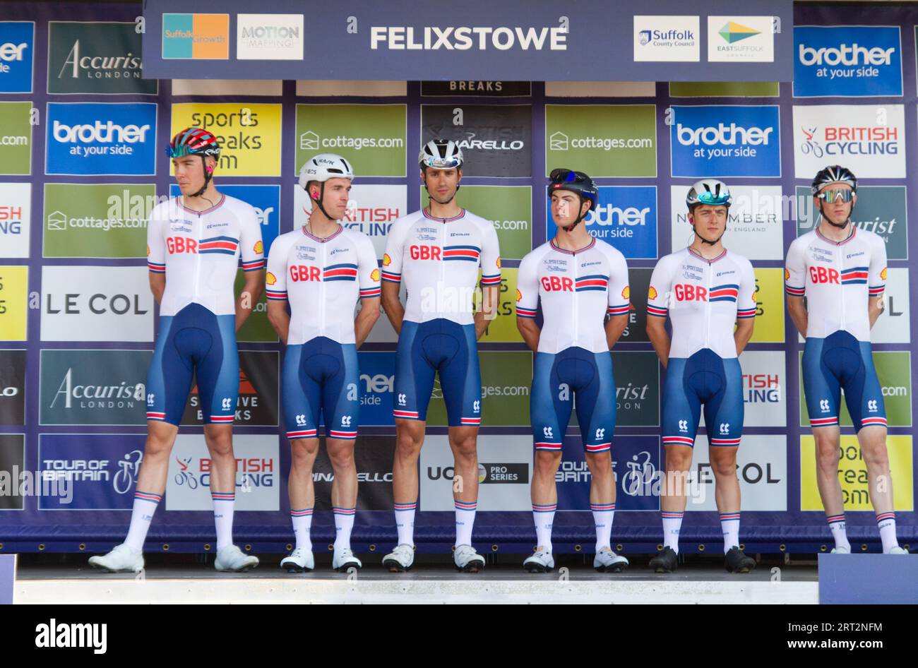 Tour durch Großbritannien mit dem Radweg 5 in Felixstowe 2023. Das britische Team auf dem Podium wird vor dem Rennen der Menge vorgestellt. Stockfoto