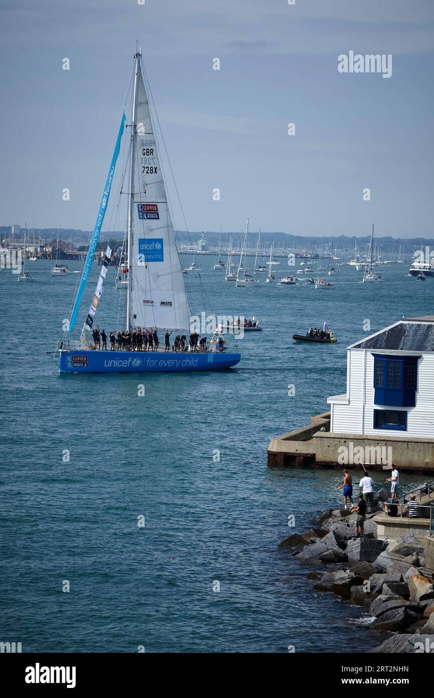 Team UNICEF verlässt Portsmouth Harbour zum Start des Clipper Around the World Race 2023 Stockfoto
