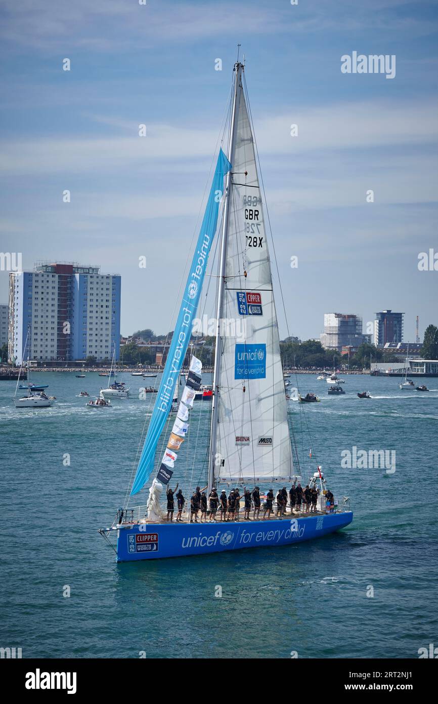 Team UNICEF verlässt Portsmouth Harbour zum Start des Clipper Around the World Race 2023r World Race 2023 Stockfoto
