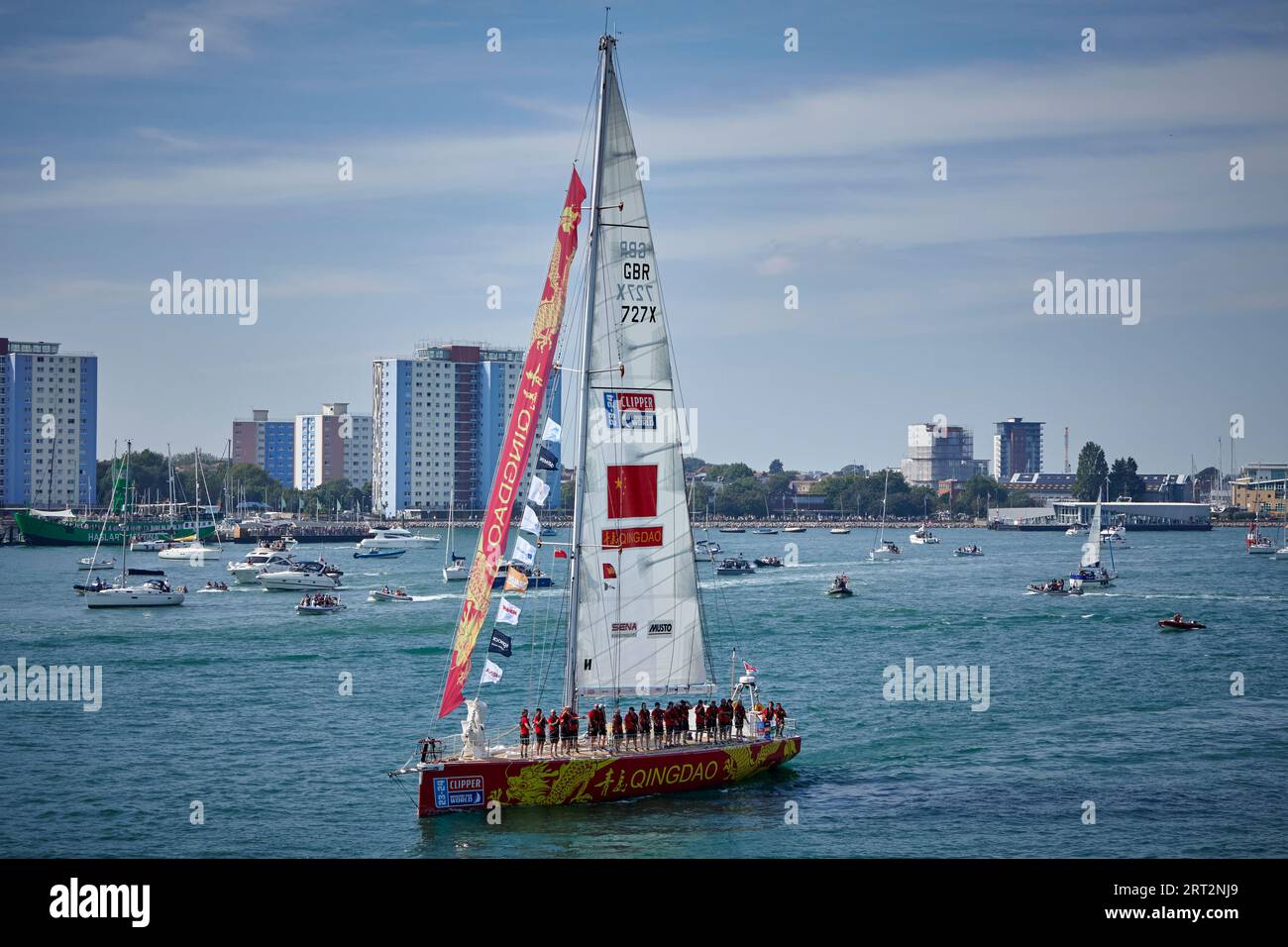 Das Qingdao Clipper Yacht Team verlässt Portsmouth zum Around the World Race 2023 Stockfoto