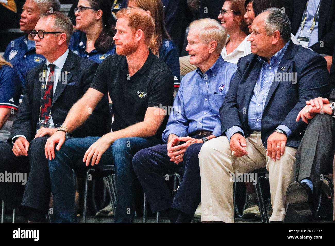 Düsseldorf, Deutschland. September 2023. Prinz Harry, der Herzog von Sussex beobachtet Neuseeland gegen Kanada im Rollstuhl-Rugby und plaudert mit eingeladenen und Zuschauern. Die Invictus Games 2023 Tag 1 der Wettbewerbe. Das Motto der Invictus Games Düsseldorf ist „Ein Zuhause für Respekt“, das den Geist der Spiele prägt. In diesem Jahr nehmen 21 Nationen an den Spielen Teil. Quelle: Imageplotter/Alamy Live News Stockfoto