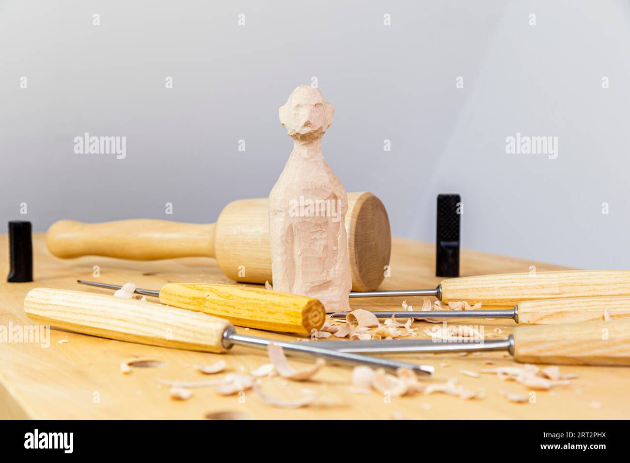 Holzbildhauerei: Hobelbank mit Beitel, Hohl- und Schnitzelbeitel, Schlaegel oder Kloeppel und Skulptur, Bildhauerei: Werkbank mit Meißel, Fuge Stockfoto