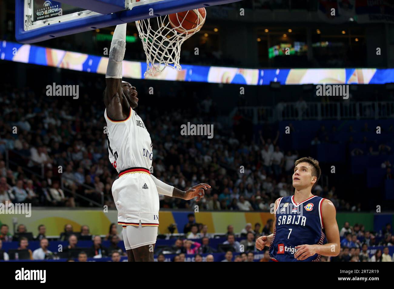 Pasay, Indonesien. September 2023. Basketball, Weltmeisterschaft, Serbien - Deutschland, K.-o.-Runde, Finale, Dennis Schröder (l) taucht neben dem serbischen Bogdan Bogdanovic in Aktion. Quelle: Matthias Stickel/dpa/Alamy Live News Stockfoto