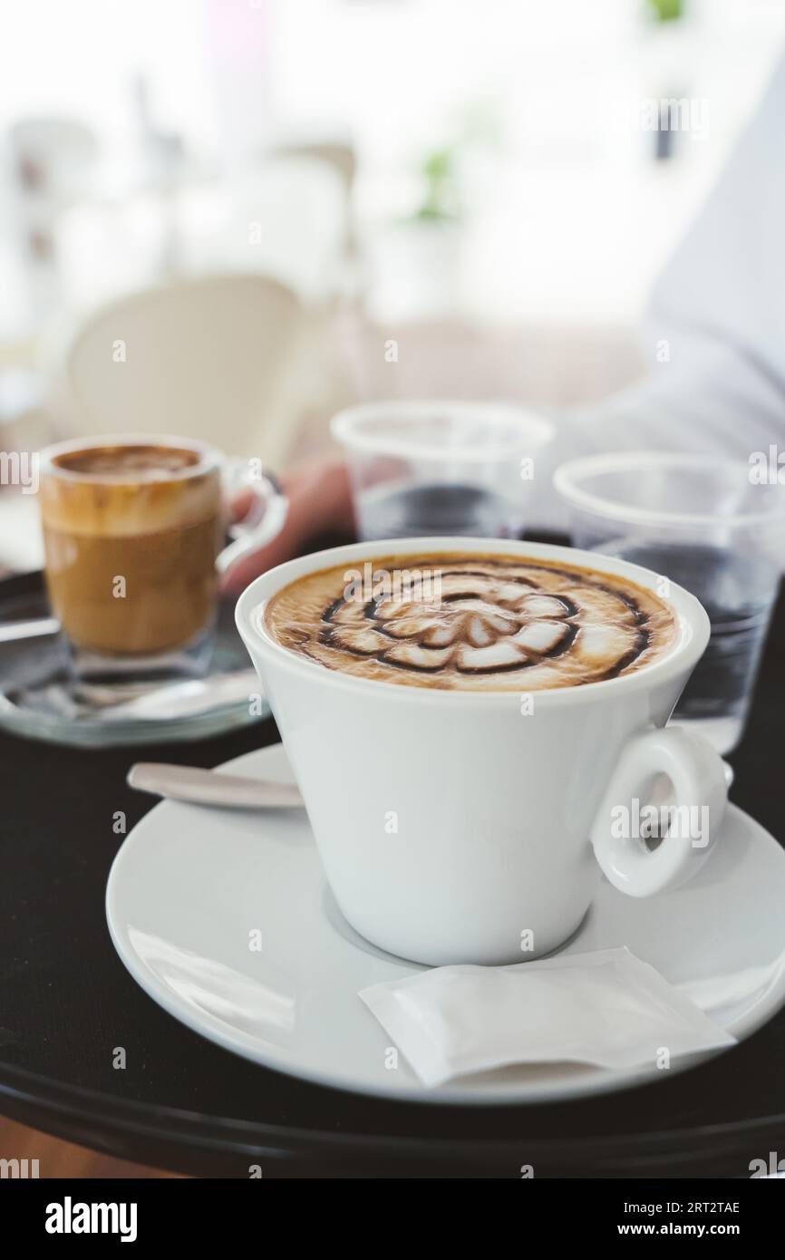 Unerkennbare Kellnerin, die ein Frühstückstablett in einem Café hält Stockfoto