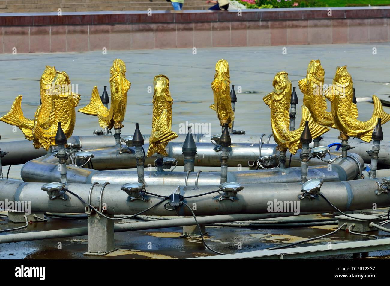 Moskau, Russland, 12. august 2019: Die Völkerfreundschaft, Völkerfreundschaft, Brunnen mit goldenen Statuen im Moskauer VDNKh. Ganz Russisch Stockfoto