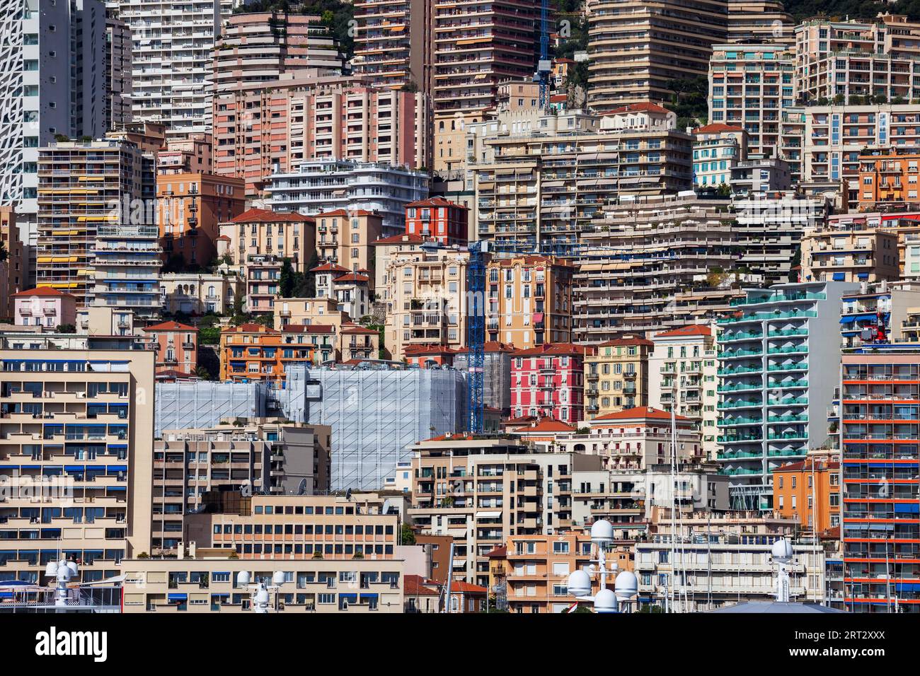 Fürstentum Monaco Stadtbild, dicht besiedelten städtischen Hintergrund am Berghang mit Häusern, Mehrfamilienhäusern, Türme, Mehrfamilienhaus Stockfoto