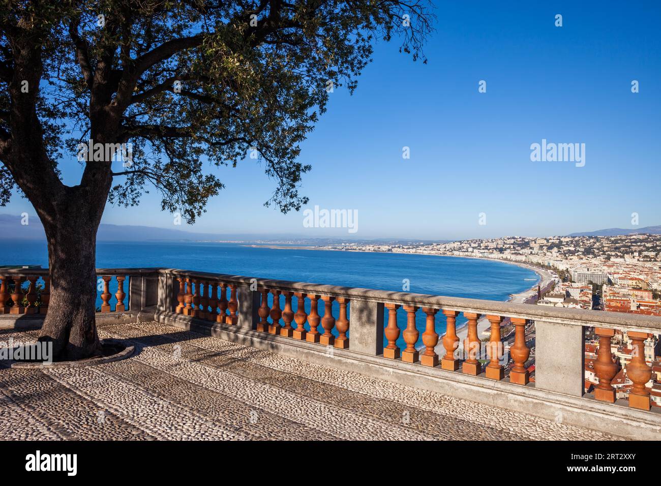 Frankreich, Blick über die Stadt Nizza von der Aussichtsterrasse auf dem Burgberg, Stadtbild der französischen Riviera Stockfoto