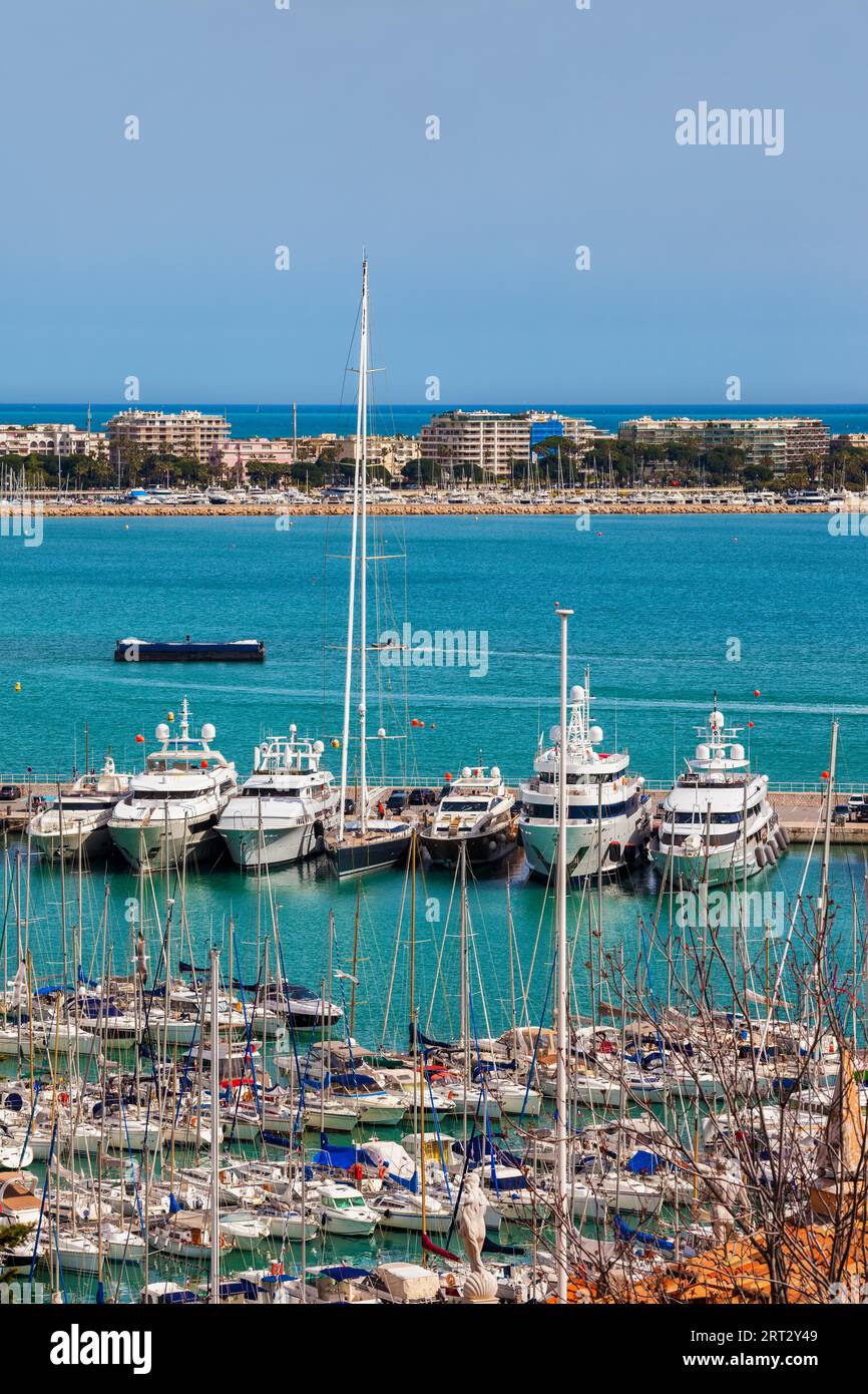 Frankreich, Hafen von Cannes, französische Riviera, Skyline der Stadt, Yachten und Segelboote auf der Mittelmeerbucht Stockfoto