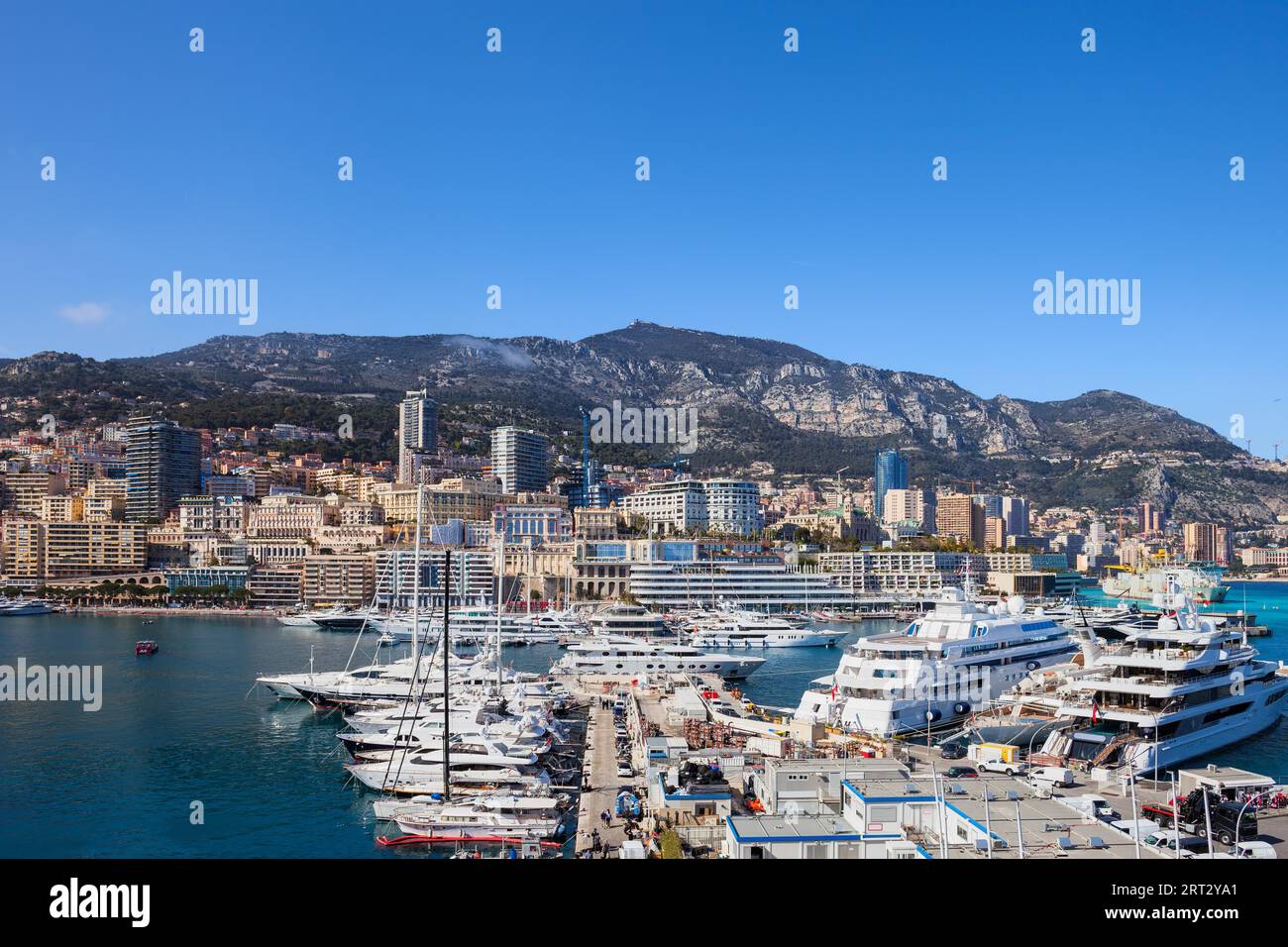 Fürstentum Monaco, Yachten im Hafen von Herkules und Skyline der Stadt am Mittelmeer, Südeuropa Stockfoto