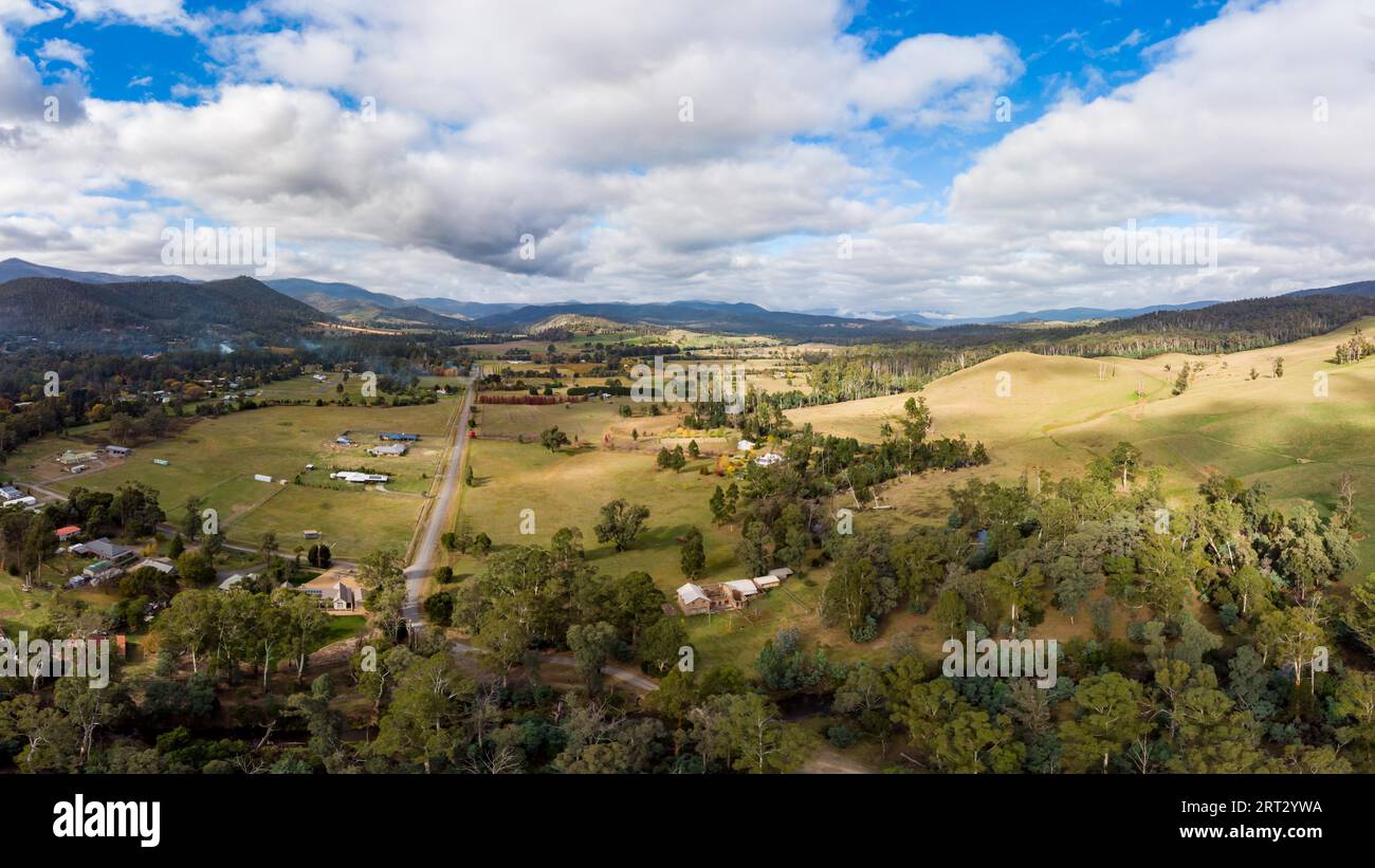 Eine Luftaufnahme von einer Drohne an einem kühlen Herbsttag in Buxton und in Richtung Kathedrale Bereich State Park in Victoria, Australien Stockfoto