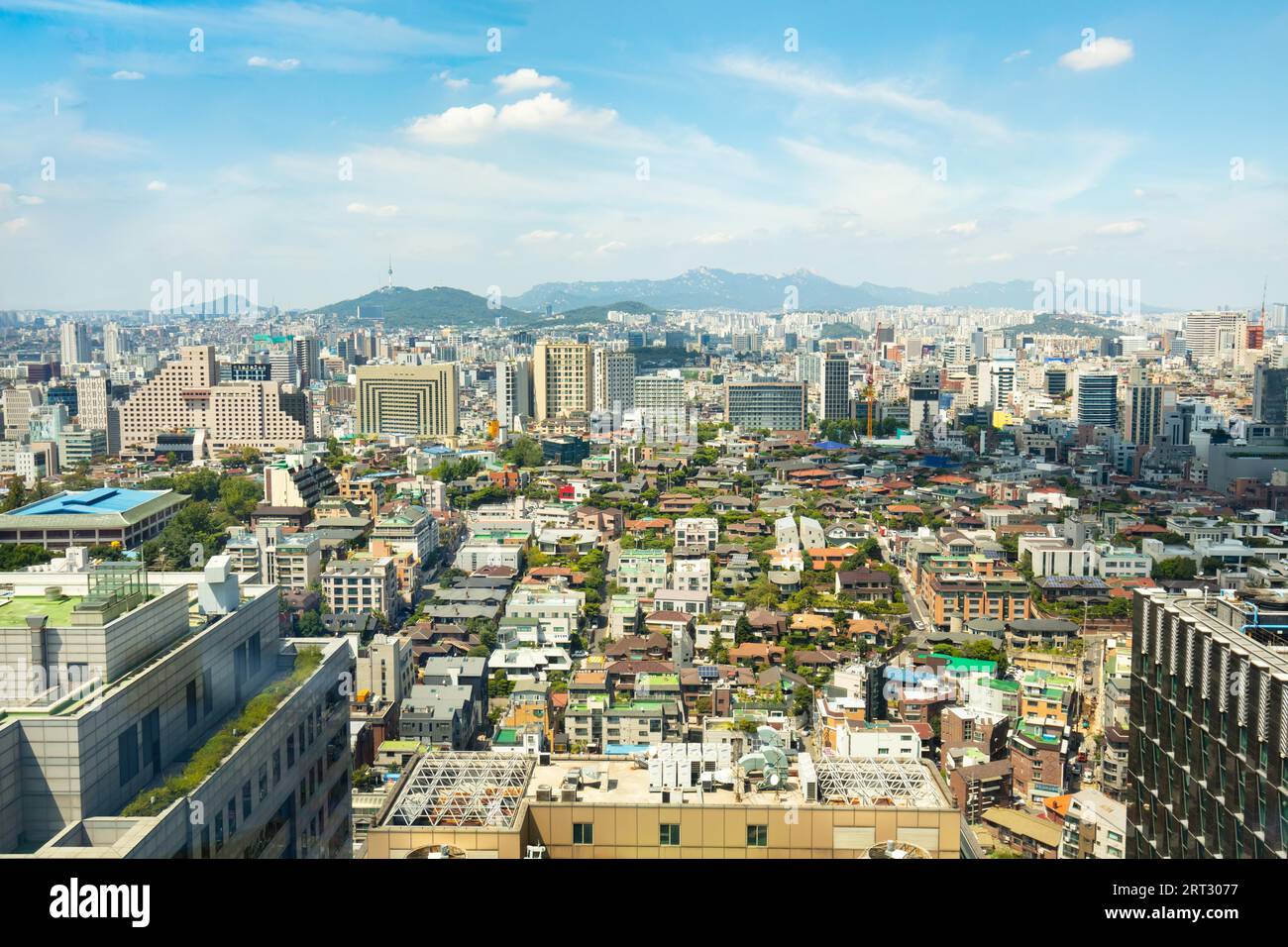 Der Blick von Yeoksam nach Norden in Richtung Namsan Seoul Tower an einem heißen Sommertag in Seoul, Südkorea Stockfoto