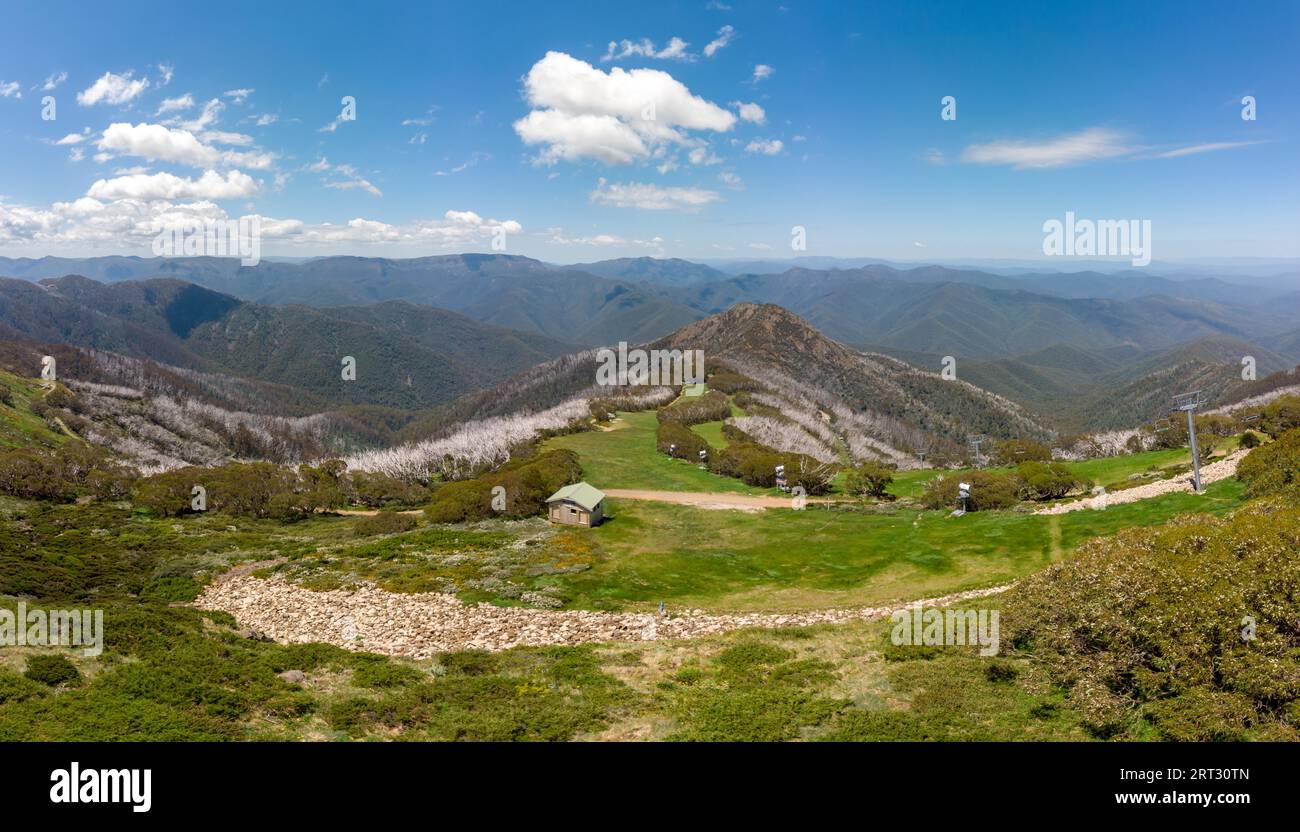 Im Sommer Blick vom Mt Buller über wenig Buller Sporn und der Viktorianischen Alpen in Australien Stockfoto